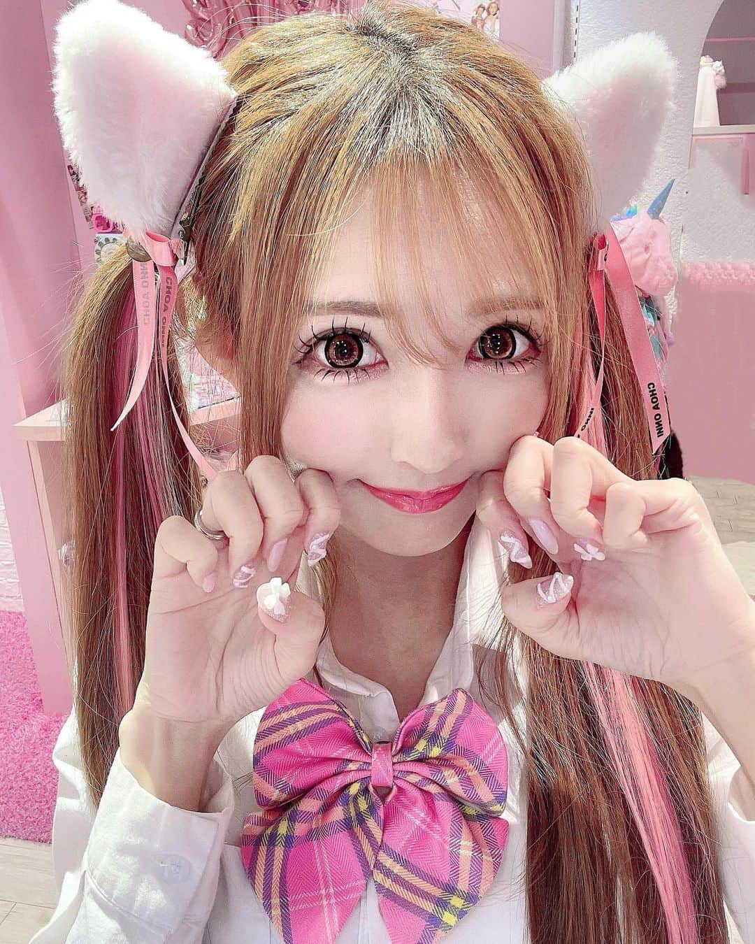 のインスタグラム：「♡ にゃん🐱🎀💕💕💕 ♡ おにゅーネイル💅🩷🩷 金山店限定デザインのおりぼんねいる🎀🤍🤍🤍 ベースのラメはカメレオンカラーで、温度によってピンクになったりホワイトになったり色が変わるの🩷🤍 ♡ ハンドとフット同時施術してもらったよ💅💗💗 フットはおやゆびハートのキラキラ🤩❤️ ♡ 定額ネイルサロンでハンド3850円フット4400円という破格さ💗💗💗 可愛いデザインもあるからすき😘 ♡ @heartnail_kanayama  #はあとねいる #はあとねいる金山店 #ネイル #ネイルデザイン」