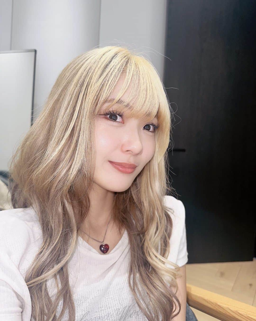 あみかのインスタグラム：「前髪出したらこんな感じ〜 この染め方いい👍」