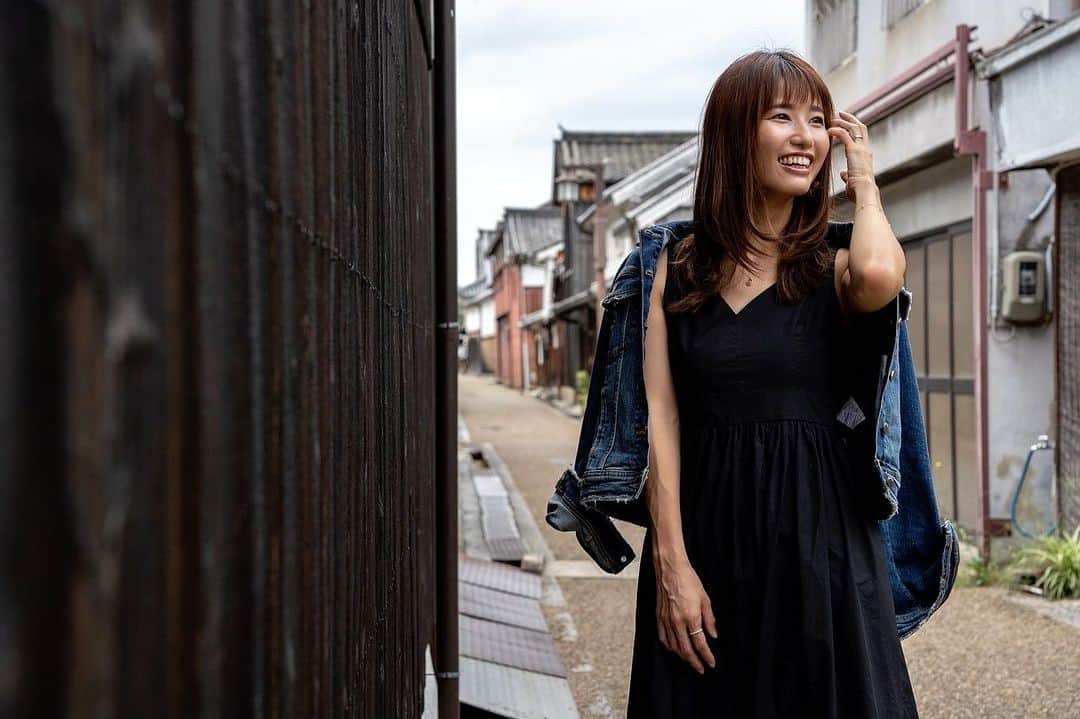 舞子のインスタグラム：「【「売れる」よりも大事なこと】 ⁡ 一つ前の動画でもお話ししたとおり、私は完璧な文章なんて書く必要ないと思っています。 ⁡ 完璧に整った文章よりも、人間味があって、その人らしさの感じられる、心のこもった文章が好きです。 ⁡ 文章についての投稿をしているから、SNSマーケティング的な要素を期待されるかもしれないけど🤣 ⁡ 私はちょっと違っていて。 ⁡ ⁡ 文章術についての発信は、ほとんどが「売れる」ための書き方のノウハウ。 ⁡ 「SNS集客」をするための文章 「バズる」ためのタイトルの付け方 「いいねが増える」ライティング ⁡ もちろんそれも大事です。 ⁡ 参考になるわー🥹 って私も見ますけど（笑） ⁡ 文章ってもっと身近なものじゃないですか？ ⁡ ⁡ お仕事してる方なら、日報やレポート、資料作り、企画書、お客様へのお手紙… ⁡ 子どもがいる方なら、作文、読書感想文、連絡帳、PTAの書類、ちょっとしたメッセージ… ⁡ SNSだって、起業してなくても使いますよね？ ⁡ コメントやDMのやり取りだって、立派な文章です。 ⁡ ⁡ 「書くこと」は、日常生活の中に当たり前にあるもの。 ⁡ だからこそ、みんなが自分の思っていることを、文章でもきちんと伝えられるようになった方がいい。 ⁡ ちょっとしたかけ違いで誤解が生じたり、違う意味で捉えられてしまったり、トラブルになったり… ⁡ そんなのもったいない。 ⁡ 気持ちがきちんと伝わるように。 ⁡ 伝えたいことを伝えられるように。 ⁡ 「あなた以上にあなたの気持ちを読み取って言語化する」 ⁡ そんなお手伝いができたらいいなと思っています😊 ⁡ 前回大好評だったライティングLesson、パワーアップして9/25より再募集開始✨ ⁡ ＊＊＊＊＊ ⁡ 【ファンが生まれる！】才色兼備ライティングLesson✍️ ⁡ 📣9/25 21時〜募集開始します♡ ⁡ ７年間にわたり、累計2500人が参加してきたビジョカツ®︎。 その間、500件以上の告知文やプレゼンの添削、メルマガの推敲、日々の発信アドバイスなどを行う。 頭の中の考えを整理して言語化してくれる！ アドバイスが的確！ 舞子ちゃんの文章は長文でも読みたくなる！ との声多数。 ⁡ 👉 @maiko.03010  ⁡ #文章力 #言語化 #語彙力アップ #書き方 #発信 #才色兼備 #文章添削」