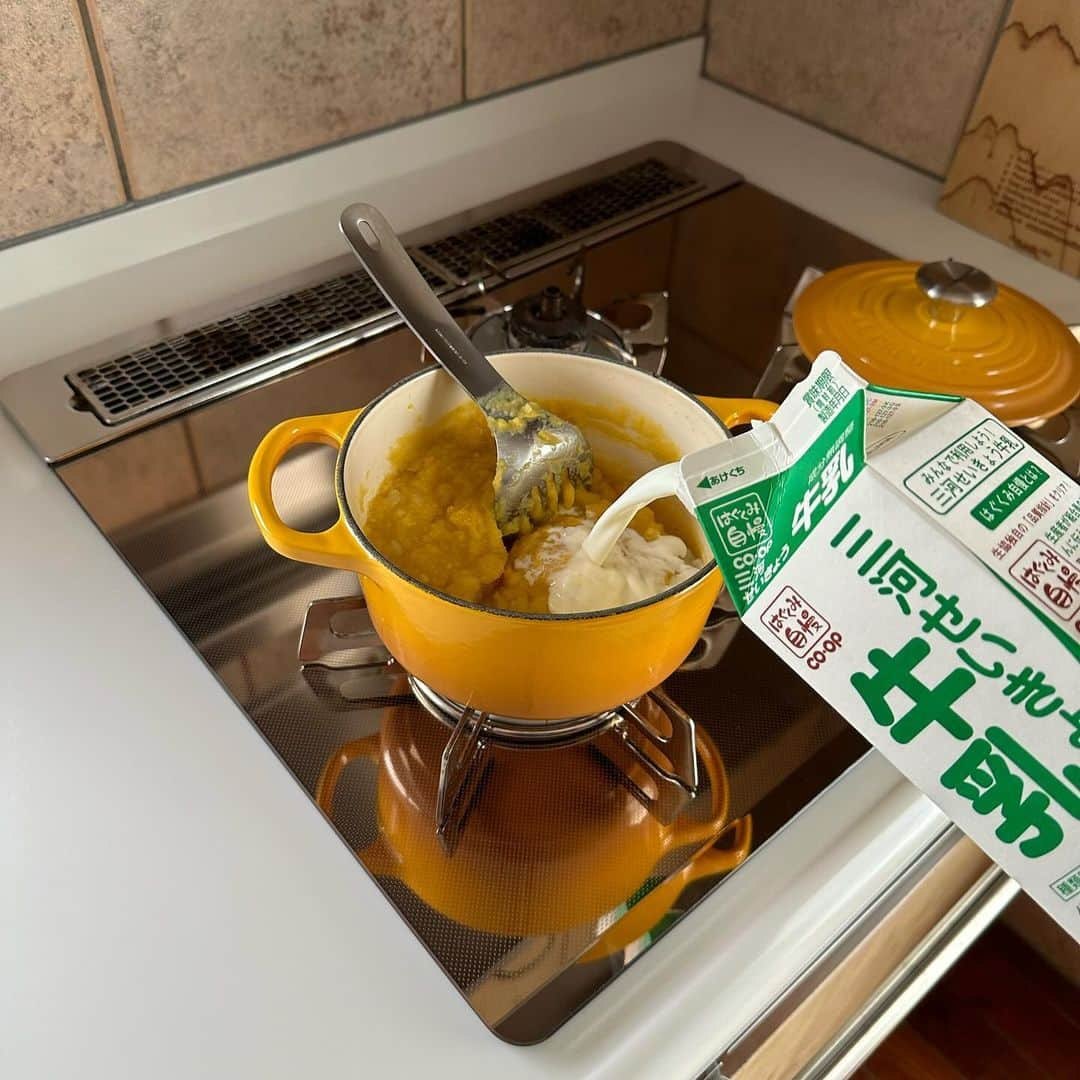 Tesshiさんのインスタグラム写真 - (TesshiInstagram)「簡単さつまいもポタージュで朝ごはん Easy sweet potato soup #yummy #homemade #healthy #soup #sweetpotato #breakfast #おいしい #スープ #ポタージュ #さつまいも #朝食 #朝ごはん #クロワッサン #マカロニメイト #フーディーテーブル #手作り  オリーブオイル大1〜、玉ねぎ1/4個、さつまいも300g〜、コンソメ1個、水1カップ(ざっくり潰す)、牛乳1カップ、塩胡椒など 1~ tbsp olive oil, 1/4 onion, 300g~ sweet potato, 1 stock cube, 1 cup water(mash roughly), 1 cup milk, salt and pepper…  近所のカリスマ農業家にもらったさつまいも、切ったら中がオレンジピンクだったよ♡」9月23日 22時21分 - tmytsm