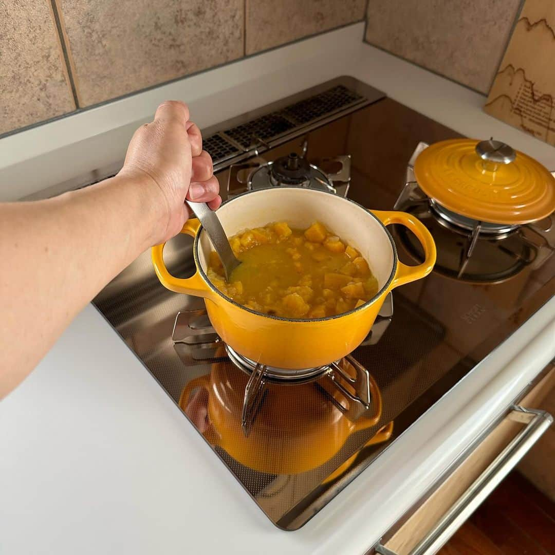 Tesshiさんのインスタグラム写真 - (TesshiInstagram)「簡単さつまいもポタージュで朝ごはん Easy sweet potato soup #yummy #homemade #healthy #soup #sweetpotato #breakfast #おいしい #スープ #ポタージュ #さつまいも #朝食 #朝ごはん #クロワッサン #マカロニメイト #フーディーテーブル #手作り  オリーブオイル大1〜、玉ねぎ1/4個、さつまいも300g〜、コンソメ1個、水1カップ(ざっくり潰す)、牛乳1カップ、塩胡椒など 1~ tbsp olive oil, 1/4 onion, 300g~ sweet potato, 1 stock cube, 1 cup water(mash roughly), 1 cup milk, salt and pepper…  近所のカリスマ農業家にもらったさつまいも、切ったら中がオレンジピンクだったよ♡」9月23日 22時21分 - tmytsm