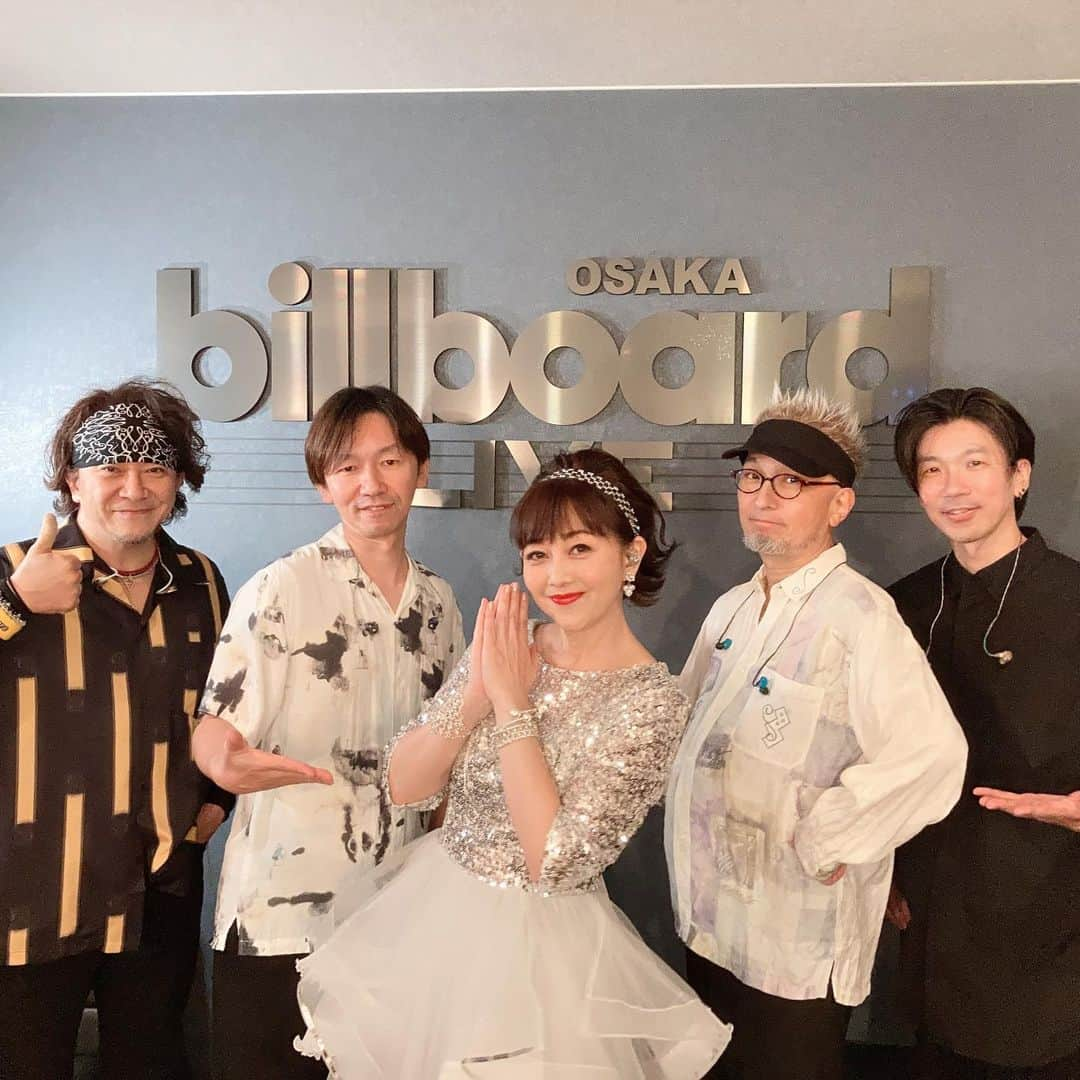 浅香唯のインスタグラム：「billboard大阪✨ 楽しい時間はあっという間🥹 みんなに会えて、みんなの素敵な笑顔にたくさん出会えてめちゃ嬉しかった〜💕 そしてそして、会場にジグソーパズル付きの素敵なお花💕 たくさんのお手紙、プレゼント✨ 皆んな‼️ほんとにありがとう😘  member 右から guitar 藤野ひろゆき(うっきー) bass  吉岡誠司(よっしー) keyboard 前田雄吾(ゆうごん) drum 西川貴博(西やん)  #billboard大阪 #Live #ありがとう  #浅香唯」