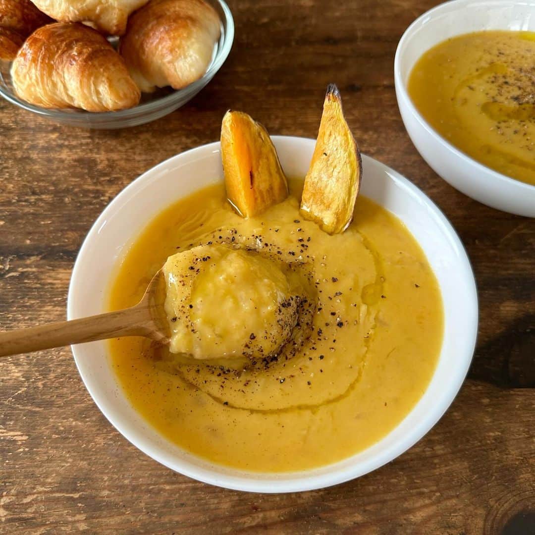 Tesshiのインスタグラム：「簡単さつまいもポタージュで朝ごはん Easy sweet potato soup #yummy #homemade #healthy #soup #sweetpotato #breakfast #おいしい #スープ #ポタージュ #さつまいも #朝食 #朝ごはん #クロワッサン #マカロニメイト #フーディーテーブル #手作り  オリーブオイル大1〜、玉ねぎ1/4個、さつまいも300g〜、コンソメ1個、水1カップ(ざっくり潰す)、牛乳1カップ、塩胡椒など 1~ tbsp olive oil, 1/4 onion, 300g~ sweet potato, 1 stock cube, 1 cup water(mash roughly), 1 cup milk, salt and pepper…  近所のカリスマ農業家にもらったさつまいも、切ったら中がオレンジピンクだったよ♡」
