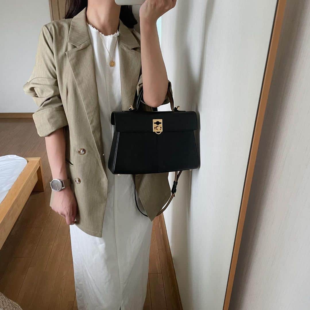 eve_mi_nのインスタグラム：「+ この時期に羽織れる ジャケットが欲しくて @callautia_official で見つけた🧥 薄手だからこの時期も🙆‍♀️  来週から少し気温も落ち着いてきそうだから 出番が多くなりそうです。 やっと秋らしくなるかなぁ…🍂  #callautia#cafuné#ジャケットコーデ#テーラードジャケット#綺麗めコーデ#ponte_fashion#locari」