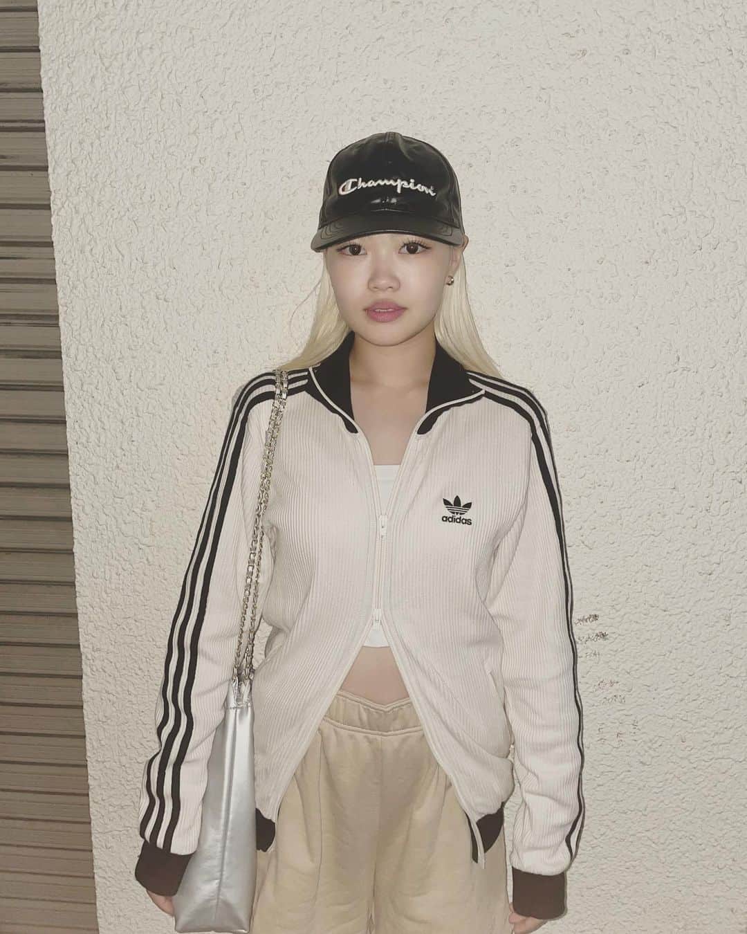 川端結愛のインスタグラム：「広島でのお写真！ 今日は涼しかったなーー明日にでもニット着たい気持ち！でもまだ、どなたかがつけている風鈴がちりんちりんって鳴っていて、夏も恋しくなったー ちょっと鼻ズビズビ、みんなもおきをつけあそばせ  ぽてがなぜ、広島に居たかというと 広島ホームテレビさんの、トレンっぽのコーナーに 出演させていただいてます！ 来週も出るのかな、またお知らせします、 広島の皆さんぜひーーっ☺︎  尾道のロケ先で行った古着屋さんでそのまま気にいっちゃって買った、チャンピオンお帽子、お気に入りです🤠  #秋服」