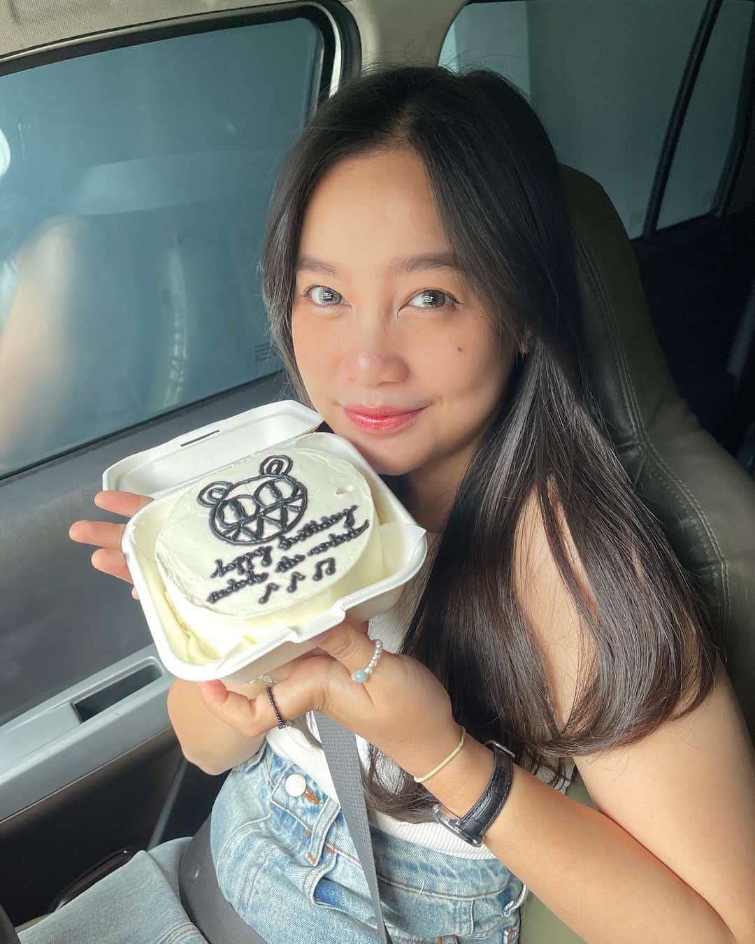 のインスタグラム：「Hi, 13-year-old me. you're not scared of being alone anymore, instead you actually enjoy being alone and found happiness in it.   Many people leave, but more come and love you. you're still figuring out how the world works, and being an adult can still be confusing.   But, the day has come. You're 25, Congrats!   You survived, and you made it through with gratitude #25」