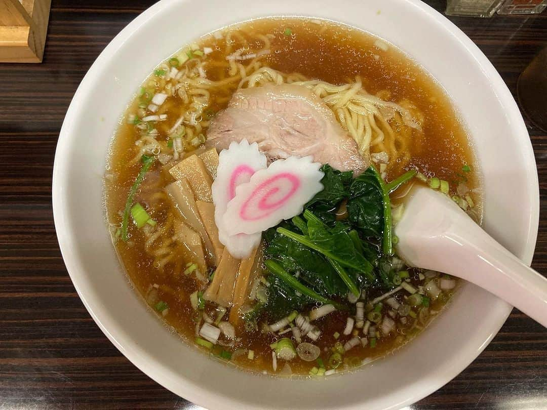 佐伯日菜子のインスタグラム：「めちゃくちゃに生姜だった！！ 太麺と細麺が選べるのもいいね！ ここは煮干しとか色々な味があるのでまた行きたいな #ラーメン #麺 #麺スタグラム #麺スタグラマー #noodles  #ライスは我慢」