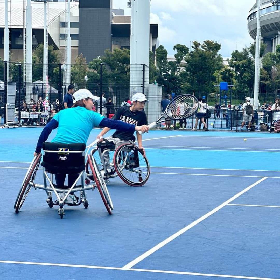 尾崎里紗さんのインスタグラム写真 - (尾崎里紗Instagram)「今日は日本テニス協会のお仕事で『テニスの日』イベントに参加させて頂きました！ 午前中は雨で残念ながら出来なかったのですが、午後は何とか晴れてくれてイベントを開催できました☀️ ⁡ 私は車椅子テニスを初体験！ このイベントに、JWTA国内ジュニアランキング１位、ITF国際ボーイズランキング18位の @ryuhei_0922 選手も参加してくれて、一緒に車椅子テニスをさせてもらいました！ ⁡ ラケットを持ちながら車椅子を動かすのが想像以上に難しくて最初は空振りばっかり😂 ボールに追いつくのも一苦労でした、、、 途中からコツを掴んできて少しラリーが出来るようになってから凄く楽しくて、あっという間の2時間でした。 ⁡ 車椅子テニスの難しさも楽しさも体験できてとても貴重な時間だったので、またこういう機会があったら参加したいなと思います😊 ⁡ ⁡」9月23日 22時26分 - risaozaki410