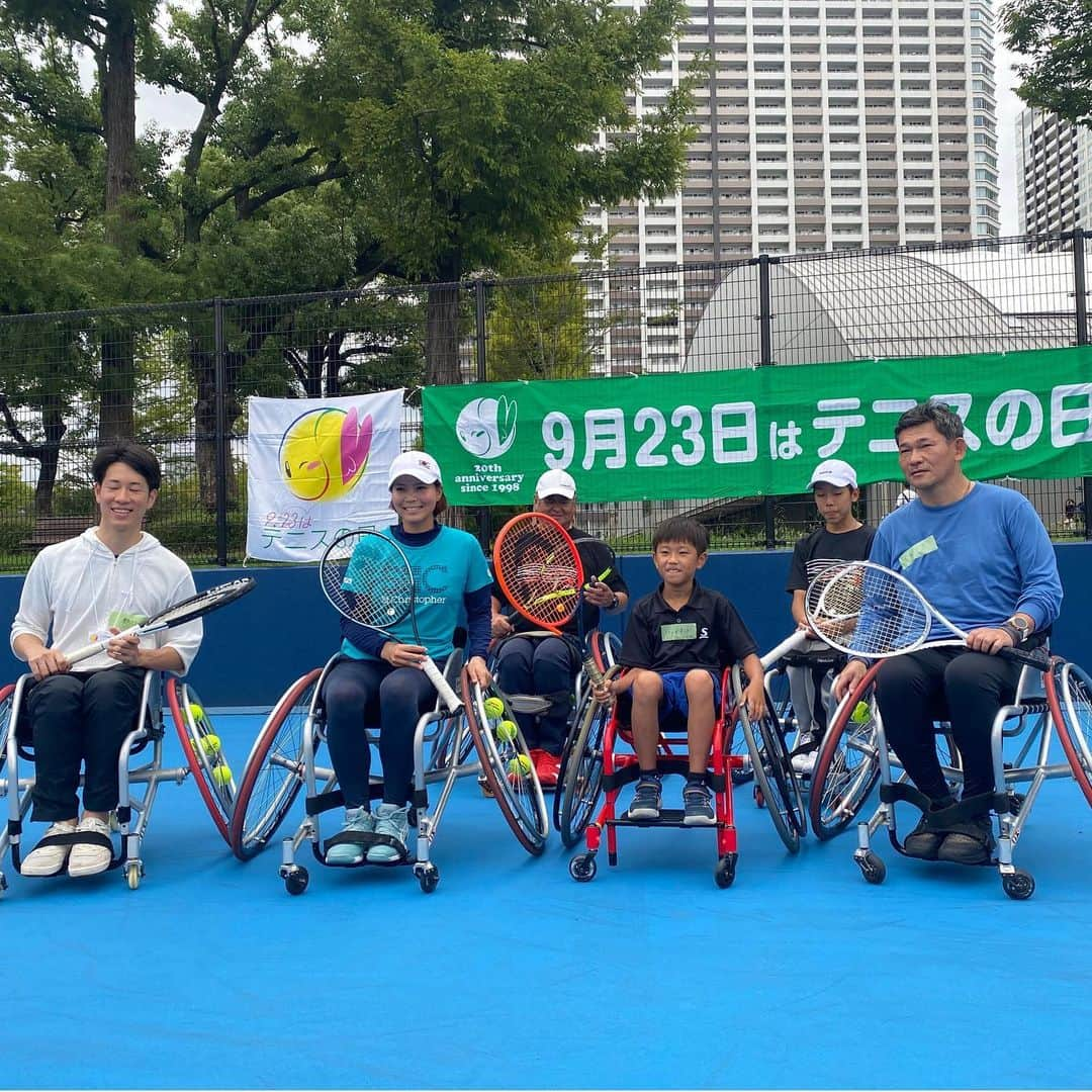 尾崎里紗のインスタグラム：「今日は日本テニス協会のお仕事で『テニスの日』イベントに参加させて頂きました！ 午前中は雨で残念ながら出来なかったのですが、午後は何とか晴れてくれてイベントを開催できました☀️ ⁡ 私は車椅子テニスを初体験！ このイベントに、JWTA国内ジュニアランキング１位、ITF国際ボーイズランキング18位の @ryuhei_0922 選手も参加してくれて、一緒に車椅子テニスをさせてもらいました！ ⁡ ラケットを持ちながら車椅子を動かすのが想像以上に難しくて最初は空振りばっかり😂 ボールに追いつくのも一苦労でした、、、 途中からコツを掴んできて少しラリーが出来るようになってから凄く楽しくて、あっという間の2時間でした。 ⁡ 車椅子テニスの難しさも楽しさも体験できてとても貴重な時間だったので、またこういう機会があったら参加したいなと思います😊 ⁡ ⁡」