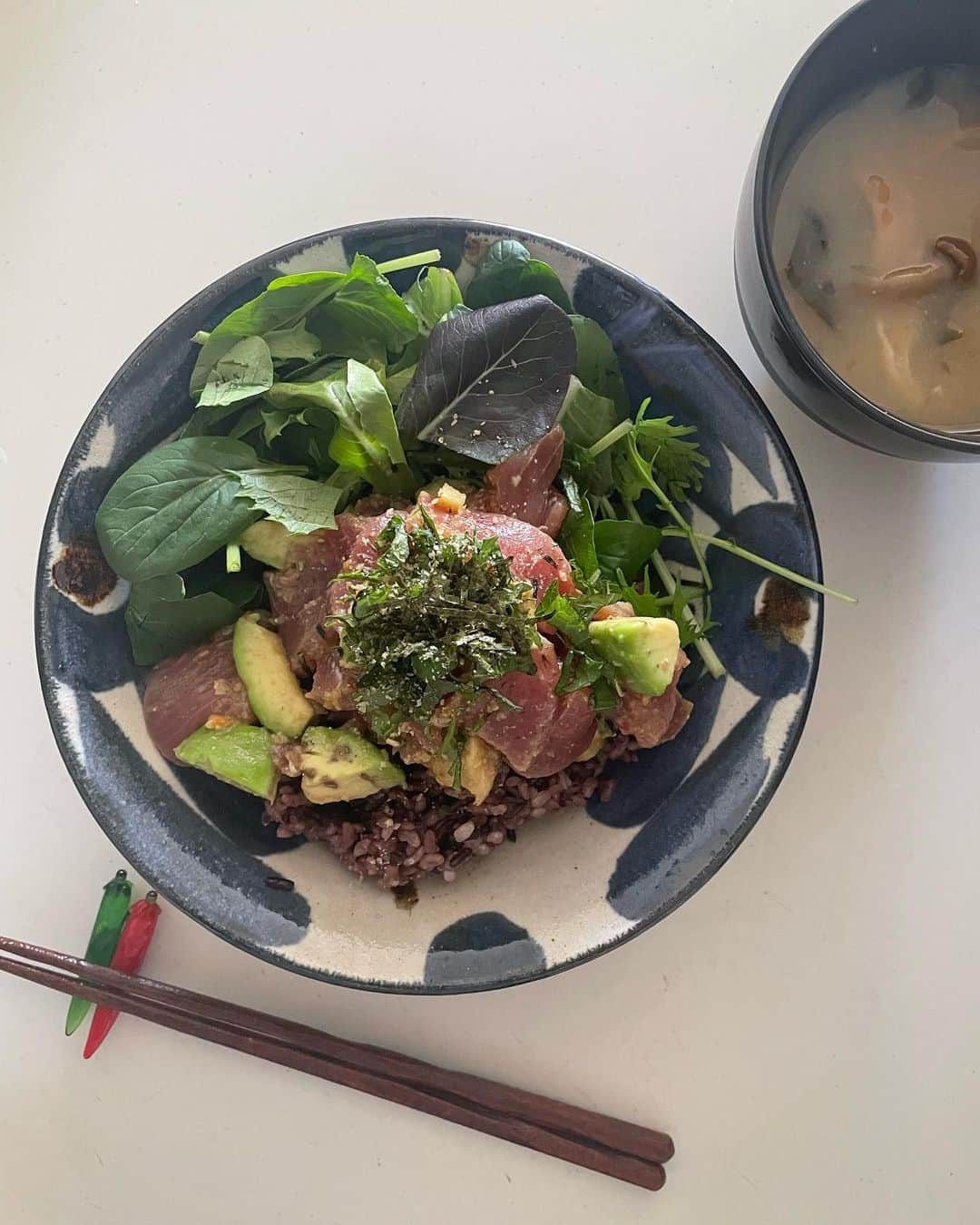 芝彰子のインスタグラム：「🥢  ある日のお昼ごはん。  簡単ポキ丼🍚  食べやすいサイズにしたた鮪を お醤油、ごま油、アップルヴィネガー少々(👈お酢でOK) 自家製豆板醤、おろし生姜、きび糖少ーし すり胡麻ガリガリしてしっかり和え、 最後にアボカド🥑をさっと。 紫蘇と刻みのりトッピングしたら完成！✨  はい！簡単すぎる〜👏  残り物のなめこと板麩とわかめのお味噌汁と一緒に。  サラダも欲しいから横に🥗添えたら 彩りも野菜もとれて一石二鳥♪  お米が大好きなので、一日一食はお米粒食べたい私を 満足させてくれる簡単ごはんです😋  .  #おうちごはん #簡単ポキ丼 #簡単丼レシピ #丼飯 #お家ごはん #身体が喜ぶごはん  #発酵 #発酵食 #無添加生活 #無添加ごはん」