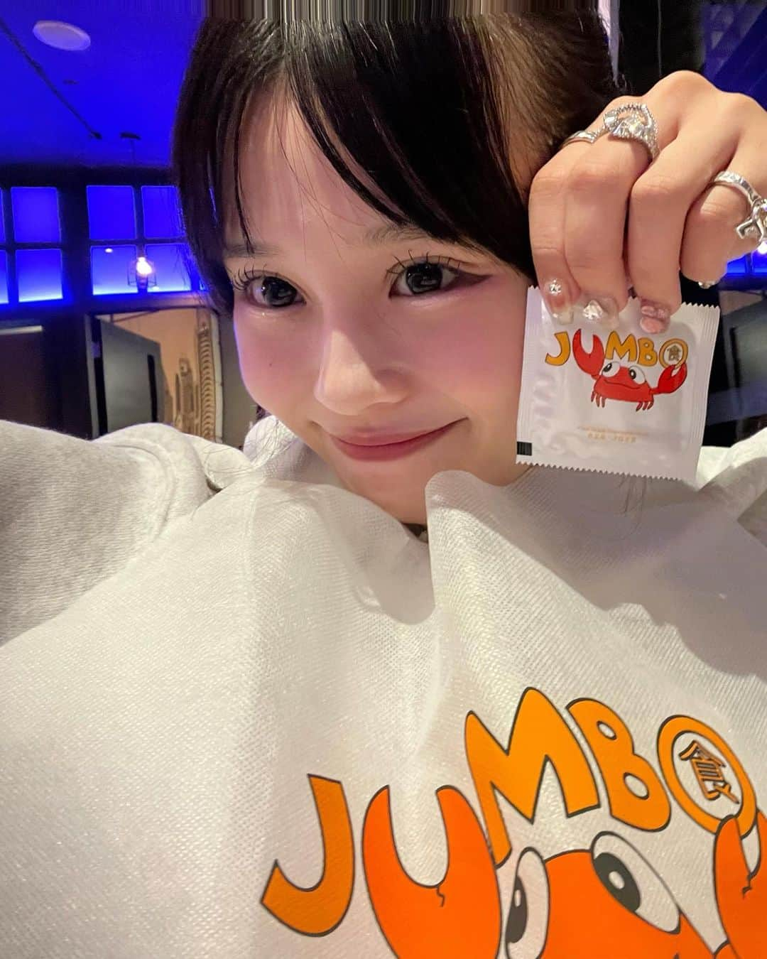 村川緋杏さんのインスタグラム写真 - (村川緋杏Instagram)「カニピース🦀  シンガポール旅行で🇸🇬 でかカニ食べた〜〜🥹🫶🏻  シンガポールのカニといえば チリクラブらしくて🦀 1匹行ってみました☺️  げき美味しかったし むさぼり食べるスタイルが すごく面白くて良かった👍  炒飯も食べたんだけど ふわふわで美味しかった😭 （やっと食べれるお米にたどり着けた日笑）  しあわせディナーでした🏝」9月23日 22時30分 - murakawabibiann