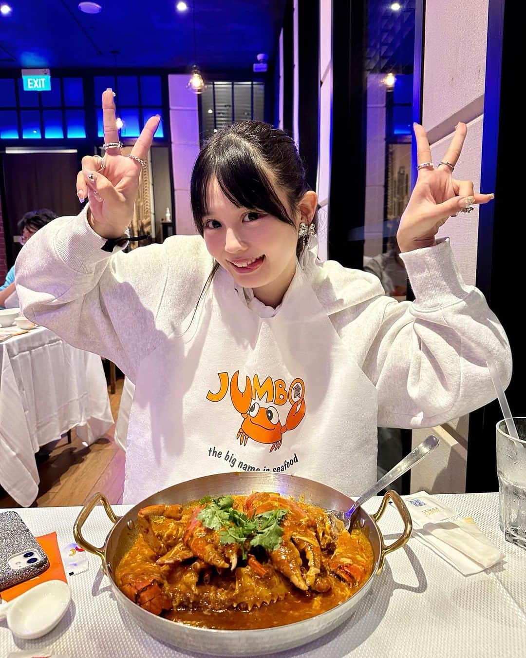 村川緋杏さんのインスタグラム写真 - (村川緋杏Instagram)「カニピース🦀  シンガポール旅行で🇸🇬 でかカニ食べた〜〜🥹🫶🏻  シンガポールのカニといえば チリクラブらしくて🦀 1匹行ってみました☺️  げき美味しかったし むさぼり食べるスタイルが すごく面白くて良かった👍  炒飯も食べたんだけど ふわふわで美味しかった😭 （やっと食べれるお米にたどり着けた日笑）  しあわせディナーでした🏝」9月23日 22時30分 - murakawabibiann