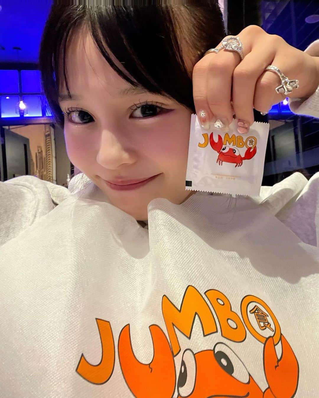 村川緋杏さんのインスタグラム写真 - (村川緋杏Instagram)「カニピース🦀  シンガポール旅行で🇸🇬 でかカニ食べた〜〜🥹🫶🏻  シンガポールのカニといえば チリクラブらしくて🦀 1匹行ってみました☺️  げき美味しかったし むさぼり食べるスタイルが すごく面白くて良かった👍  炒飯も食べたんだけど ふわふわで美味しかった😭 （やっと食べれるお米にたどり着けた日笑）  しあわせディナーでした🏝」9月23日 22時30分 - murakawabibiann