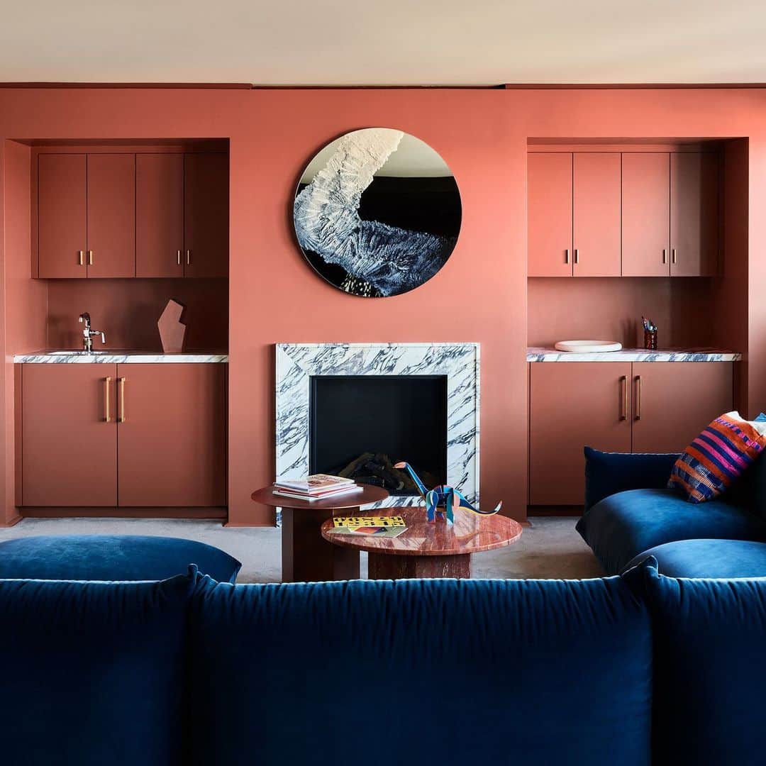 のインスタグラム：「“Every room just evolved [to be] deeper, punchier, more saturated, more fun, more artful,” says designer Susan Work (@homeworkdesignshop) of the redesign of this once-sleepy Edwardian manse. Shown here is a third-floor family room where the clients and their young children can gather and relax. The designers painted the walls in a dusky coral (@Benjaminmoore’s Rosy Peach) and layered on bold shapes and deep hues, as with the deep blue sectional, the sculptural cocktail table, and the abstract mirror.   Click the link in bio to discover the rest of this sophisticated family residences. Written by @anna_fixsen. Photographed by @nicole_franzen.」