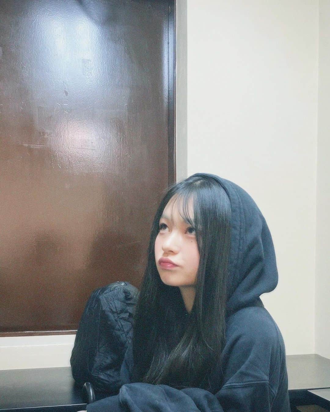 のインスタグラム：「. ⁡ 急に寒くなったね……🥶🪽🪽 みんなはもう長袖デビューした〜？ ⁡ ⁡ ⁡ ⁡ ⁡ ＿＿＿＿＿＿＿＿＿＿＿＿＿＿＿＿＿＿＿＿＿＿ ⁡ #오오티디 #데일리룩 #韓国ファッション #y2k #newjeans #平成ギャル #韓国ギャル #韓国ヘア #ロングヘア #シールエクステ  #フルバング #シースルー前髪 #韓国前髪 #ヨシンモリ #巻き髪アレンジ #巻き髪 #アイドル #グラビアアイドル #グラビア #パーカーコーデ #ストレートデニム」