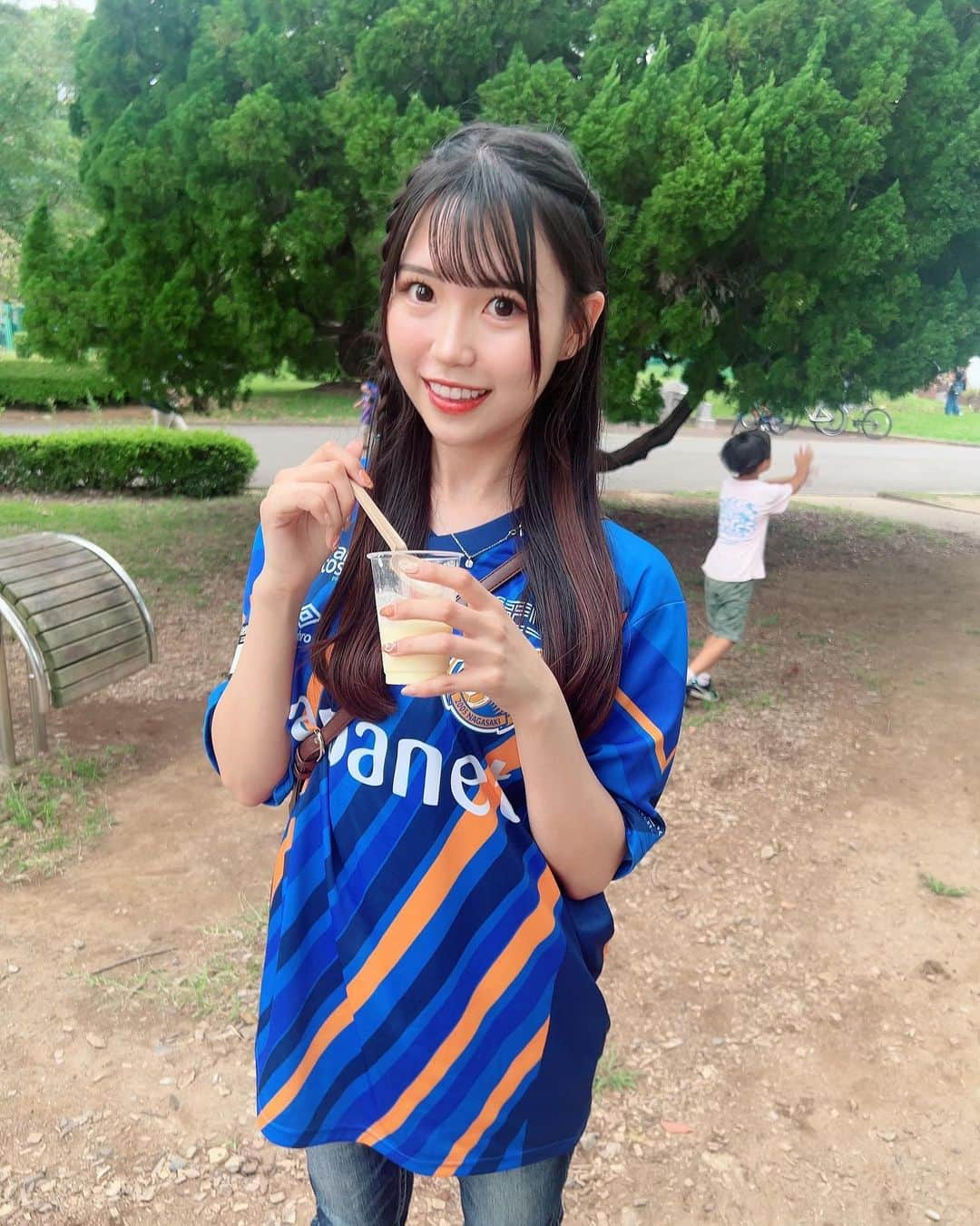 尾上美月のインスタグラム：「今日は早めにスタジアム行ってたっくさんスタグル食べました😋  平熱37度だからミルクセーキ握ったら一瞬で溶けちゃった。。🫠🍨  #vvaren #Vファーレン長崎 #fc町田ゼルビア #トラスタ #トランスコスモススタジアム長崎 #jリーグ #jleague #サッカー #サッカー観戦 #ユニフォーム #サッカー女子 #ユニフォーム女子 #ユニフォームコーデ #ootd #fashion #food #fyp #code」