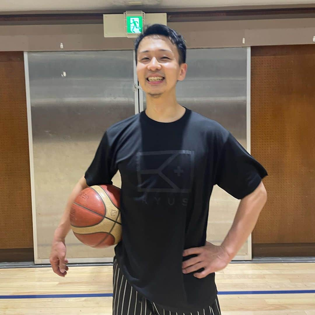 栗原祐太のインスタグラム：「🏀KYUS🌰 新作のダークロゴの半袖Tシャツ着てみましたー！  角度によってしっかりとKYUSロゴ見えますがたまに見えなくなる角度もあり様々な顔が見られるTシャツです！  ロングスリーブもパーカーもあるので是非チェックしてみてくださいねー！  @kyus_global   #バスケ　#バスケット #バスケットボール #バスケウェア #スポーツウェア #アパレル #kyus #tシャツ  #tshirts  #バスパン #kuriちゃんねる #栗ニック #basketball #basketballwear」