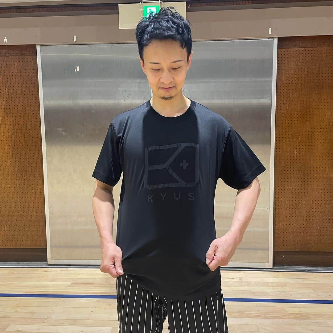 栗原祐太さんのインスタグラム写真 - (栗原祐太Instagram)「🏀KYUS🌰 新作のダークロゴの半袖Tシャツ着てみましたー！  角度によってしっかりとKYUSロゴ見えますがたまに見えなくなる角度もあり様々な顔が見られるTシャツです！  ロングスリーブもパーカーもあるので是非チェックしてみてくださいねー！  @kyus_global   #バスケ　#バスケット #バスケットボール #バスケウェア #スポーツウェア #アパレル #kyus #tシャツ  #tshirts  #バスパン #kuriちゃんねる #栗ニック #basketball #basketballwear」9月23日 22時35分 - yutakuri