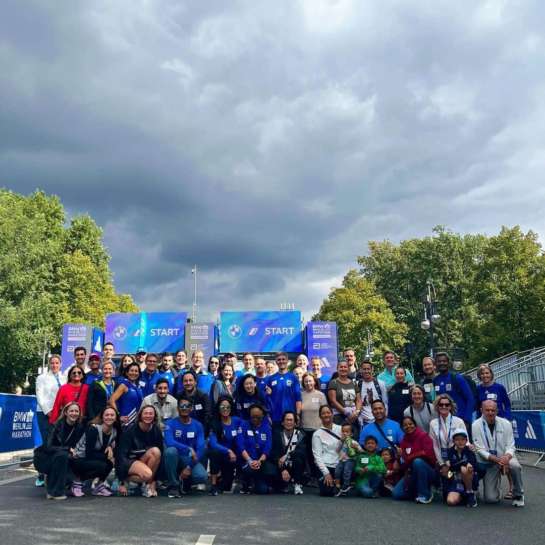 アボットジャパンのインスタグラム：「Abbott runners are getting an inside look at the @berlinmarathon course to prepare them for the race of their lives.  One more sleep until this start line is filled with race day anticipation. 💙🏃‍♀️🙌  #AbbottWMM」