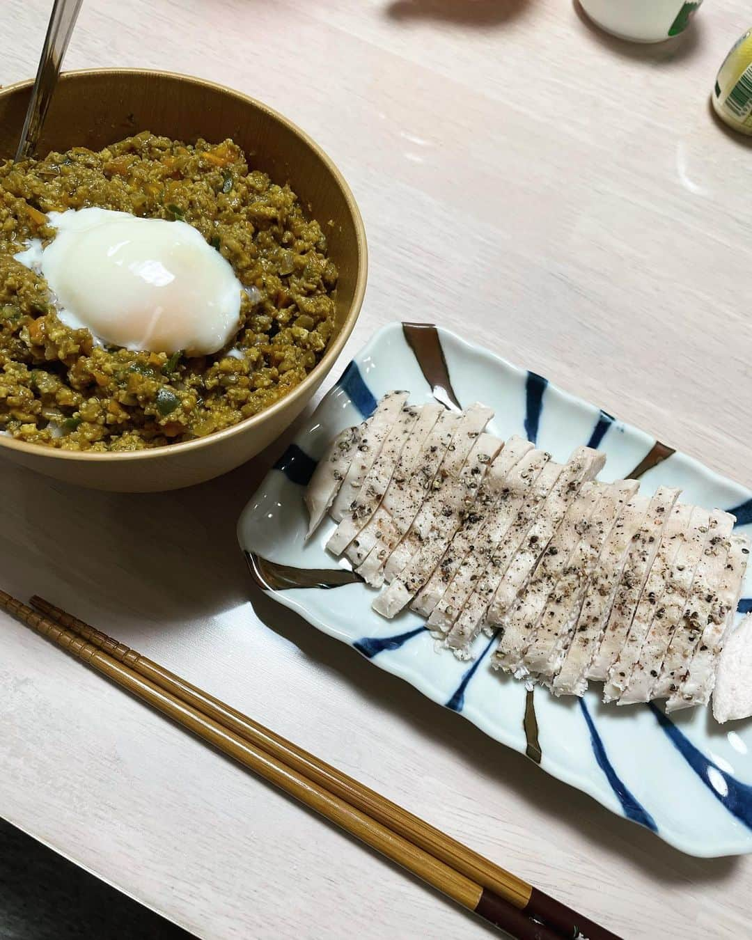 谷川昌希のインスタグラム：「昨日のストーリーで反響が凄かったのでキーマカレーと鶏胸肉のサラダチキンのレシピを公開します🫡  ダイエット中にカレー？？？ って思った方もいると思いますが このカレーはカロリー50%オフ なんで罪悪感なくバクバク食べれます！ 大前提として僕は全く料理が出来ないタイプの人間です！ それでもできるくらい簡単です！笑 では、いきます！！  材料 ・鶏胸肉ミンチ(皮なし)200g ・玉ねぎ 1玉 ・ピーマン 2つ ・しいたけorしめじ 適量 ・にんじん  1本  これをみじん切りにするんですが 僕は包丁が苦手なのでブンブンチョッパーで細かくしてます！笑 次に切った食材を炒めます。 火が通ったら水を50cc入れ ルーを1袋入れて完成です。 僕は最後ににんにくチューブを入れるんですけどそこはお好みでどうぞ！ 正直野菜も好きなものぶっ込んでもらって大丈夫です！笑 鶏胸肉ミンチを入れることでタンパク質も摂ることができますボディーメイクにもめっちゃいい👌  次にサラダチキンは鶏胸肉の皮を 取ってソルトとブラックペッパーを 振りしっかり馴染ませます。 ジップロックに入れてしっかり空気を抜いて僕は最近低温調理器を入手したので65℃で1時間30分 低温調理器がない場合は鍋に水を入れて沸騰したら火を止めて胸肉を入れ蓋をして45分から1時間放置！ はい！簡単！笑 僕はこれにネギ塩ダレをかけて食べることが多いです！  皆さんも是非作ってみてください！ そして感想聞かせて下さいね🤝  あ、ちなみにキーマカレーの下は 白米ありますよ！笑  みんなでLet's cooking！！ #ダイエット #ボディーメイク #減量飯 #簡単」