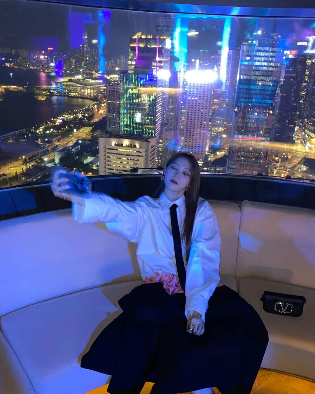 イ・ソンギョンのインスタグラム：「Last night in Hong Kong with Valentino🖤」