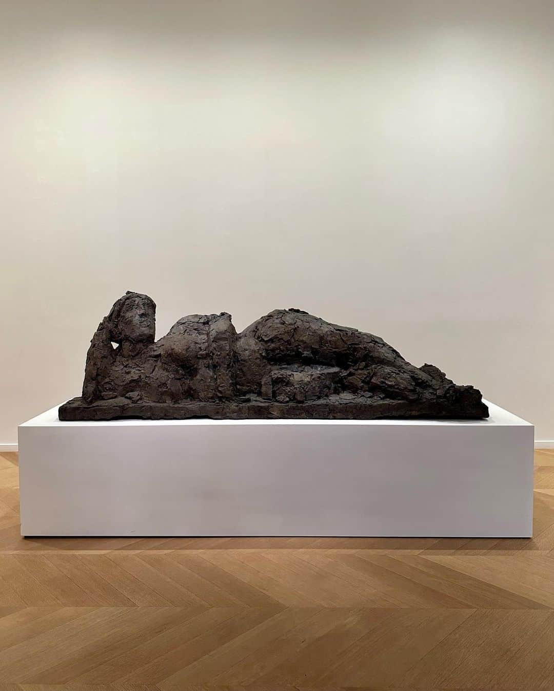 KAWSONEのインスタグラム：「I finally left my studio the other day and saw two sculpture exhibitions that I had been wanting to see! Hans Josephsohn at @skarstedtgallery and Roy Lichtenstein at @gagosian both are great and well worth a trip uptown!」