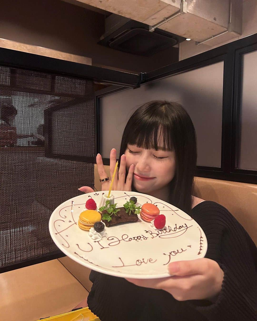 三原羽衣のインスタグラム：「9月22日で21歳になりました🎂  たくさんの方にお祝いして頂き本当に嬉しいです！   なーちゃん当日お祝いしてくれてありがとう♡   周りの人に恵まれてるな、と毎年実感する、、  恩返しするためにも、もっと頑張ります。🔥」