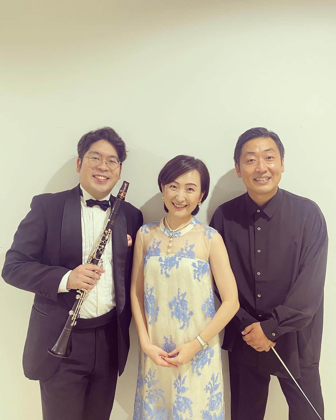田添菜穂子さんのインスタグラム写真 - (田添菜穂子Instagram)「「MIN-ONスペシャルコンサート　シエナウインドオーケストラと夢の世界へ！」司会を担当しました。  ディズニー・ジブリ作品の名曲ばかりを日本有数のプロ吹奏楽団・シエナウインドのみなさまの演奏で何度も聞ける幸せ。 素晴らしい演奏で、魔法のじゅうたんの飛ぶアラビアンな風景も海の中のアリエルと仲間たちの様子もナウシカもアシタカもつぶさに感じることができました！メロディをそれぞれ吹かれる皆さまのソロも感動的でブラボーでした！！  指揮は、横山奏さん。中高吹奏楽で打楽器をなさっていたそう！ コンサートマスターは佐藤拓馬さんでした！  素晴らしい素晴らしいフルートセクションの皆さまとも撮っていただきました🥰アンコール星条旗のピッコロの3人アンサンブルは感動感激でした！！  ピアニストの飯田俊明さんが打楽器東佳樹さんとお知り合いで聴きに来られていて、3人で写真を撮ってもらいました！！ありがとうございます😊  素晴らしいコンサートだったから舞台から拝見するお客様のお顔もニコニコでした！！ご来場ありがとうございました！  「星条旗よ永遠なれ」の観客参加アンコールが復活したら、フルートを持って行けるように、練習します😆 シエナの皆さま、ありがとうございました！！  #シエナウインドオーケストラ #横山奏 #佐藤拓馬 #東佳樹 #ディズニーメドレー #ジブリメドレー #飯田俊明 #星条旗よ永遠なれ」9月23日 22時41分 - nahokotazoe