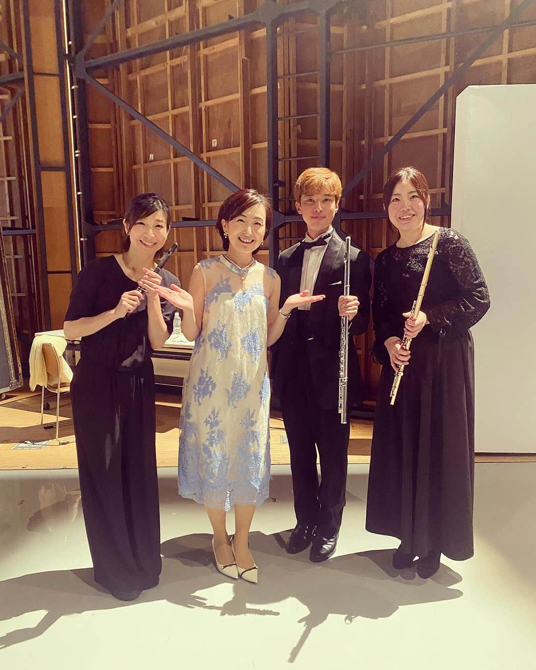 田添菜穂子さんのインスタグラム写真 - (田添菜穂子Instagram)「「MIN-ONスペシャルコンサート　シエナウインドオーケストラと夢の世界へ！」司会を担当しました。  ディズニー・ジブリ作品の名曲ばかりを日本有数のプロ吹奏楽団・シエナウインドのみなさまの演奏で何度も聞ける幸せ。 素晴らしい演奏で、魔法のじゅうたんの飛ぶアラビアンな風景も海の中のアリエルと仲間たちの様子もナウシカもアシタカもつぶさに感じることができました！メロディをそれぞれ吹かれる皆さまのソロも感動的でブラボーでした！！  指揮は、横山奏さん。中高吹奏楽で打楽器をなさっていたそう！ コンサートマスターは佐藤拓馬さんでした！  素晴らしい素晴らしいフルートセクションの皆さまとも撮っていただきました🥰アンコール星条旗のピッコロの3人アンサンブルは感動感激でした！！  ピアニストの飯田俊明さんが打楽器東佳樹さんとお知り合いで聴きに来られていて、3人で写真を撮ってもらいました！！ありがとうございます😊  素晴らしいコンサートだったから舞台から拝見するお客様のお顔もニコニコでした！！ご来場ありがとうございました！  「星条旗よ永遠なれ」の観客参加アンコールが復活したら、フルートを持って行けるように、練習します😆 シエナの皆さま、ありがとうございました！！  #シエナウインドオーケストラ #横山奏 #佐藤拓馬 #東佳樹 #ディズニーメドレー #ジブリメドレー #飯田俊明 #星条旗よ永遠なれ」9月23日 22時41分 - nahokotazoe