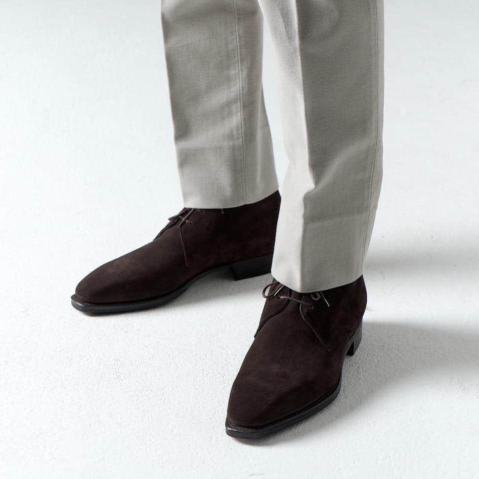 コルテのインスタグラム：「[Corthay Essentials]  Here showcased : Model : Chukka Boot Color : Dark Brown suede leather  www.corthay.com #corthay #classicshoes」