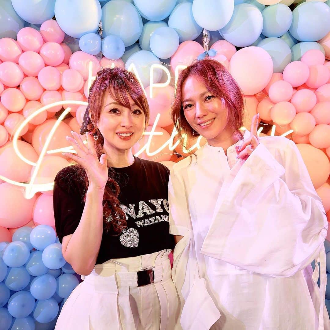 LINAのインスタグラム：「きょうは。 渡辺美奈代さんの @watanabe_minayo  Birthday Liveに行ってきました♡ 小さい頃から憧れて 歌手になりたいと 夢を持つきっかけを 作ってくれたおニャン子クラブさん。 その当時の曲も 盛り沢山に歌ってくれて どの曲も鮮明に覚えてる自分に 驚きと楽しさで胸いっぱい！ 自分の曲はさ... すぐ忘れるくせにさ、笑 なんだろ、この不思議な記憶。 美奈代さんも あの頃と変わらず キラキラ可愛くて 生で歌ってる姿を見れて ホント感激でした♡ 改めてお誕生日おめでとうございます！ #MAXLINA」