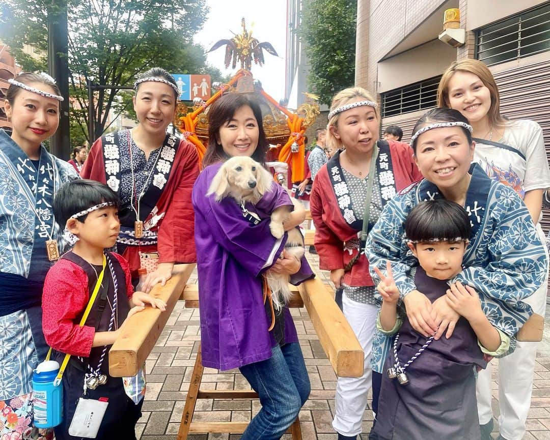 伍代夏子さんのインスタグラム写真 - (伍代夏子Instagram)「宮入りです⛩️ りくが来て二度目のお祭り… 今年は二基のお神輿がウチで休憩してくれました🍵 来年は担ごうかなぁ…と、毎年言ってる気がする😆 #代々木八幡宮例大祭2023  #元町敬神会 #富谷仲町睦  #2ポーズ」9月23日 22時44分 - natsuko_godai_official