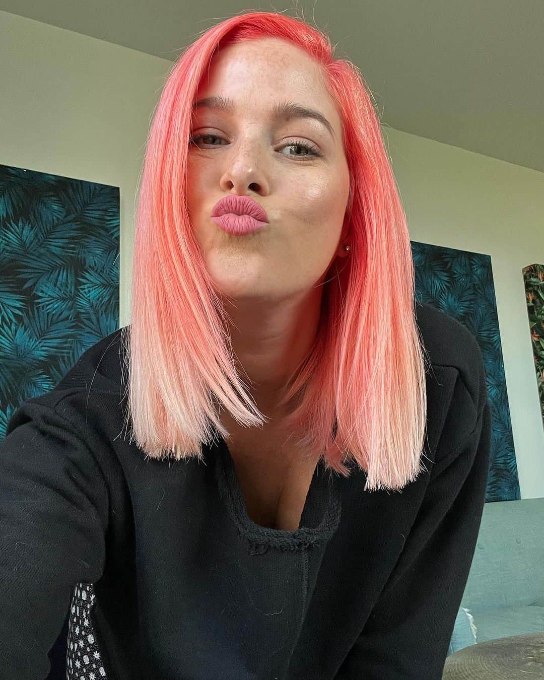 キャサディー・ポープのインスタグラム：「Damn you’re good @brianahamer.stylist 💞」