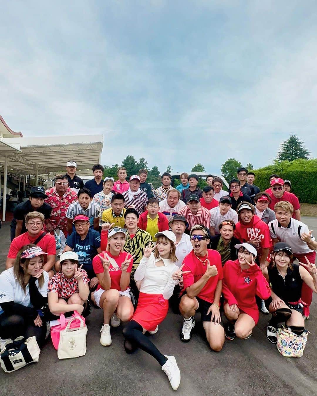 板橋瑠美のインスタグラム：「第14回　RUMIRINGO CUP in Osaka ⁡ ⁡ ⁡ 大阪のイメージでパッと浮かんだのが、大阪の方のイメージは赤❤️だったので✨ ⁡ 集まるとオリンピック日本代表みたいな感じになりましたが、ほんと紅白でめでたい感じ♡👍✨ ⁡ ⁡ たくさんの方にお集まりいただき、本当に賑やかなRUMIRINGO CUPとなりました！！^ ^ ⁡ ⁡ 今回も恒例の優勝発表は、呼ばれてない2人を前に出して💜 ⁡ ⁡ 関西の方は本当に明るくて面白くて☻✨✨✨ ⁡ ⁡ ⁡ ⁡ ⁡ また来年も大阪で開催します！！！ ⁡ 是非、今回来てない方も是非ー♡ ⁡ ⁡ ⁡ 表彰式の様子もほんと賑やかで楽しんでもらえて嬉しかったです💜！！ ⁡ ⁡ ⁡ 今回も本当にいろんなバラエティー豊かな景品で🥺🫣✨✨ ⁡ ⁡ ⁡ ご協賛くださった皆様には心より熱く御礼申し上げます🙇 ⁡ ⁡ ⁡ RUMIRINGO CUPの 今回の目玉商品💜！！！ ⁡ 岡山県のBIG SUTIDIO  Golf みぃーさんの、 オリジナル自クラブアイアンSET  75,000円相当！！！  @golfstudio_bigmii  ⁡ 私もみぃーさんでオリジナルで作っていただいたウェッジを愛用しております！！！！ ⁡ 優勝者の方へ賞金とサインと一緒に贈呈させていただきました！！ ⁡ ⁡ ⁡ ⁡ そして準優勝の方には私が昔からお世話になっているアルチビオさんの @archivio.official  大きなボストンバックと、賞金とサインを✨！！！ ⁡ ⁡ ⁡ 男性からも女性からも大人気なブランド FR2GOLF さんから、 レディースウェアトップス、スカート、capを✨✨ @FR2GOLF  ⁡ ⁡ ⁡ いつもRUMIRINGO CUP恒例くらい秒で無くなる、大人気のRrサロンさんのCBDシャンプー✨ @rrsalon.aoyama   ⁡ ⁡ 女性からもモデル芸能人から大人気なエステプロラボさんから安定のビューティーアイテムたちを✨✨ @estheprolabo_official  ⁡ ⁡ ⁡ そして！いつも大人気のIRSHMAN さんかは、 men's ウェアー Capを✨ @IRISHMAN.JP  ⁡ 写真が乗り切らないのでまた改めてアップします！！^ ^ ⁡ ⁡ ⁡ ⁡ 取り急ぎ、本日ご来場くださった皆様、誠にありがとうございました！！！💜🙇 ⁡ ⁡ ⁡ 年内は残すところ後3会場‼️♡ ⁡ ⁡ ⁡ 11/5  千葉県　　PGM南市原 11/19  長崎県　パサージュ長崎琴海アイランドゴルフクラブ 11/23  宮崎県　　愛和宮﨑ゴルフ倶楽部  ⁡ ⁡ ⁡ 是非是非皆様、心よりお待ちしております！！！！！ ⁡ 旅行がてら是非ご参加ください^ ^！💜 ⁡ ⁡ ⁡ ⁡ それでは、また明日^ ^  #RUMIRINGOCUP  #ルミリンゴカップ　#ゴルフコンペ　#大阪ゴルファー#大阪ゴルフ場#ゴルフ女子」