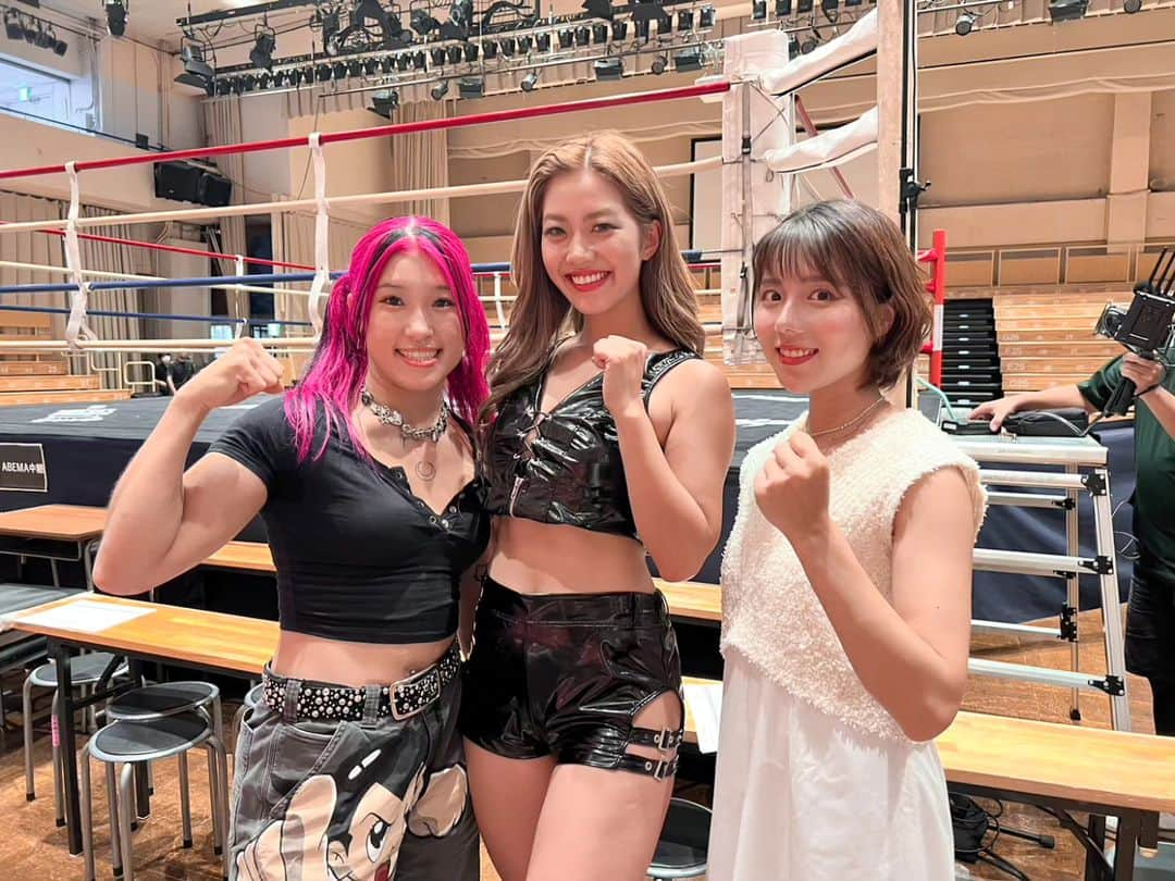 小野木里奈のインスタグラム：「_ 🥊ABEMAボクシングチャンネル 🔥『DANGAN 260』🔥 . 📸 with 観戦に来てた第9代WBO世界女子スーパーフライ級王者のミーミちゃん( @mizukihiruta33 ) ラウンドガールのリオちゃん( @rio_ishida ) . . 実は元々2人とはお友達で 「お仕事の現場でも各々頑張って 会えるようになりたいね〜」 って話してたのです。 . まさか今回の生中継では ラウンドガールにリオちゃんが 出演すると聞いて驚きました！ . そして ミーミちゃんも観戦席で ボクシングを観ていたようで 生中継終わった後に2人が 「お疲れさま〜💕」って 声掛けてくれて2人の顔見た瞬間、 ホッとしたと同時に色んな感情が 込み上げてきました。 . . それぞれの世界で頑張る友達と 「お疲れさま」って 同じ現場で言い合えることは 素晴らしいなぁと思います。 . . . こんなふうに刺激し合えるお友達が いることは本当に恵まれているし 日々周りの方々に感謝しながら 今後も私にできることをコツコツと 頑張っていきます！ . . . . ABEMAボクシングチャンネル 『DANGAN 260』は、 生中継のアーカイブが 現在1週間限定で無料視聴できます！📺 . . 京口紘人選手の試合をはじめ、 第１試合から感動的で 迫力ある試合ばかりなので ぜひ、ご覧ください！！🔥 . . . . . .」