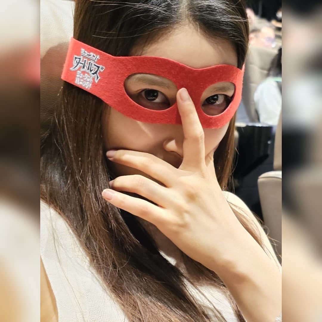 のインスタグラム：「. お元気ですか？ 私はなかなか慌ただしい毎日を 送っています💡 今まで体験したことのないタイプの慌ただしさ🤔 たとえば こうやって打とうとしているのに、 『お元気ですか？』を打ったまま 数日経ってしまったり…💦 たとえが変かもしれないけれど ちょっと浦島太郎になった気分です💡 . 浦島太郎といえば、亀ですが…🐢 慌ただしい時間の中にも 楽しい機会には出会えていて 家族に感謝しつつ この間はひさしぶりに社交ダンスの素敵さに 思いっきり浸ってきました💃🥰🕺 許可をいただけたら写真載せますね😊💕 . そして今日は、推し活！笑🐢💕 昨日公開された 『ミュータント・タートルズ： 　ミュータント・パニック！』 私の推しはラファエロだけど みんなめちゃめちゃかっこいい！！！ かっこいいだけじゃなく めちゃめちゃ面白い🤩💫✨️✨️ アメリカのエンターテイメントって 本当に凄いんだなと圧倒された 刺激的な作品でした🐢✨️✨️✨️」
