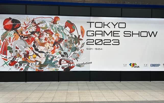 野水伊織のインスタグラム：「東京ゲームショウ2023！  22日ビジネスデイは、かっぺさんこと加東さんと一緒にSPICEさんの取材で回らせていただきました！ 去年のゲームショウで、かっぺさんとの「ストリートファイター6の対戦で勝ったら来年も取材させてあげる」勝負に勝って、 今年も叶いました！笑  今年はいよいよ本格的にゲームショウが帰ってきたぞ！というボリューム・規模でした。 そしてまだビジネスデイなのに、とんでもない熱気だったー！  『エグゾプライマル』の新ミッション試遊でMVP獲って非売品Tシャツをいただいたり、期待の新作ゲームを触らせていただいたり……！  ハピネットさんのブースで配信をやっていたゴー☆様ことゴー☆ジャスさんと、ステージMCを頑張っていたむーちゃんにも会えました✨  物販では狙っていた『ARK』のうんちぬいぐるみもお迎えできてかっぺさんとニコニコ笑  また改めて動画やレポートも上がりますので、お楽しみにー！  #tgs2023 #東京ゲームショウ #幕張メッセ #ゲーム #tgs」