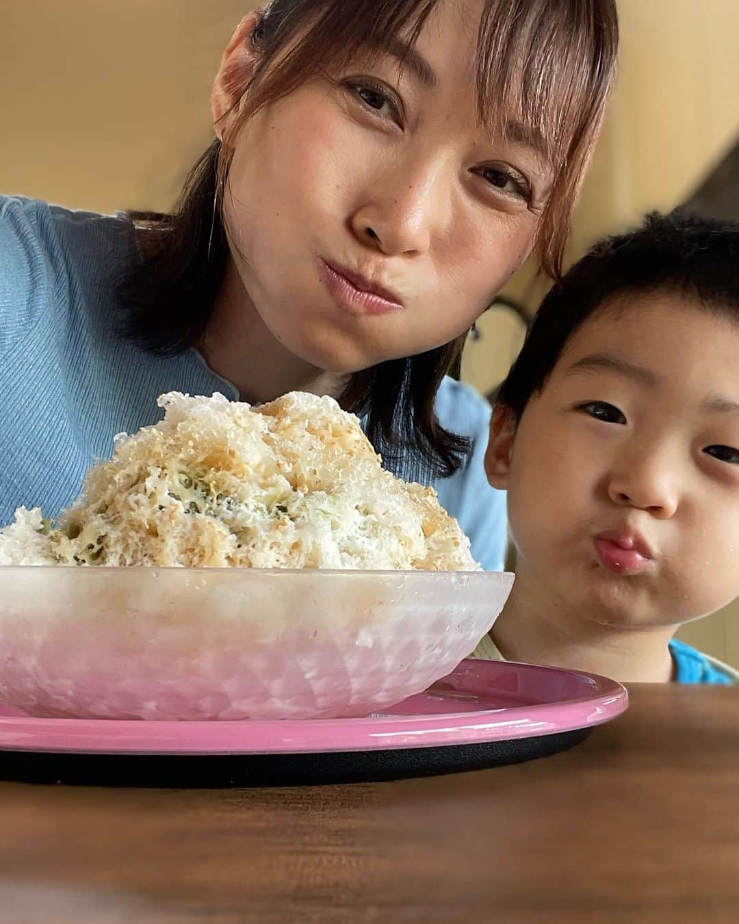 星野涼子さんのインスタグラム写真 - (星野涼子Instagram)「びっくりするくらい急に涼しくなりましたねぇ🍂 秋の始まりかな🍁 秋らしい話題を🙂  栗つぶかき氷  中に栗ペースト→抹茶ソース→栗の赤ワイン煮ソース→栗の渋皮煮！！？？ 食べ進めるたびに写真撮りたくなっちゃうデザイン！！ どんどん進化していくこのかき氷を追いかけ続けたい🥰  次男と競うように溶けた最後の一滴まで2人で飲み干した😝  #karin #かき氷　#氷活　#栗　#渋皮煮　#秋　#2歳　#男の子ママ　#shavedice #아들 #아들맘 #아들스타그램 #빙수 #手嶌葵　#森の小さなレストラン」9月23日 22時51分 - ryoko.hoshino