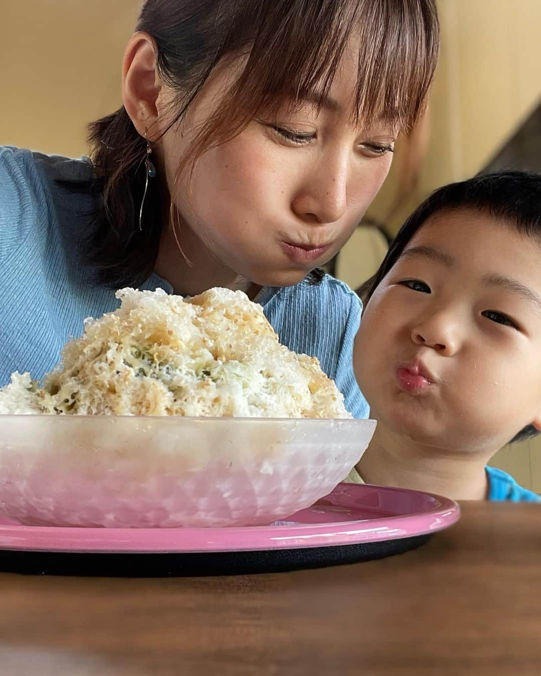 星野涼子さんのインスタグラム写真 - (星野涼子Instagram)「びっくりするくらい急に涼しくなりましたねぇ🍂 秋の始まりかな🍁 秋らしい話題を🙂  栗つぶかき氷  中に栗ペースト→抹茶ソース→栗の赤ワイン煮ソース→栗の渋皮煮！！？？ 食べ進めるたびに写真撮りたくなっちゃうデザイン！！ どんどん進化していくこのかき氷を追いかけ続けたい🥰  次男と競うように溶けた最後の一滴まで2人で飲み干した😝  #karin #かき氷　#氷活　#栗　#渋皮煮　#秋　#2歳　#男の子ママ　#shavedice #아들 #아들맘 #아들스타그램 #빙수 #手嶌葵　#森の小さなレストラン」9月23日 22時51分 - ryoko.hoshino