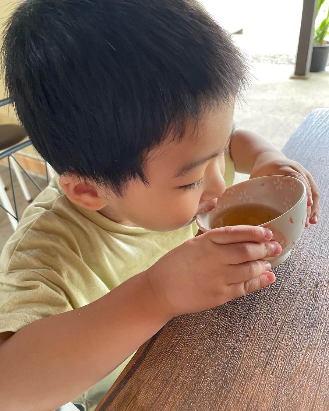 星野涼子さんのインスタグラム写真 - (星野涼子Instagram)「びっくりするくらい急に涼しくなりましたねぇ🍂 秋の始まりかな🍁 秋らしい話題を🙂  栗つぶかき氷  中に栗ペースト→抹茶ソース→栗の赤ワイン煮ソース→栗の渋皮煮！！？？ 食べ進めるたびに写真撮りたくなっちゃうデザイン！！ どんどん進化していくこのかき氷を追いかけ続けたい🥰  次男と競うように溶けた最後の一滴まで2人で飲み干した😝  #karin #かき氷　#氷活　#栗　#渋皮煮　#秋　#2歳　#男の子ママ　#shavedice #아들 #아들맘 #아들스타그램 #빙수 #手嶌葵　#森の小さなレストラン」9月23日 22時51分 - ryoko.hoshino