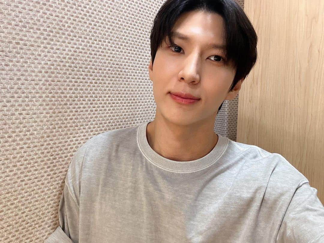 VIXXさんのインスタグラム写真 - (VIXXInstagram)「- [20230923] 연극 ‘테베랜드’ 마지막 공연📿  “지금 몇 시예요?” “5시 1분이요.”  잊지 못할 3개월이었습니다. 행복한 마르틴, 페데리코를 만들어 주셔서 감사합니다.  #굿바이택르틴 #굿바이택데리코  #빅스 #VIXX #레오 #LEO #정택운 #테베랜드 #마르틴 #페데리코」9月23日 22時51分 - vixx_stargram