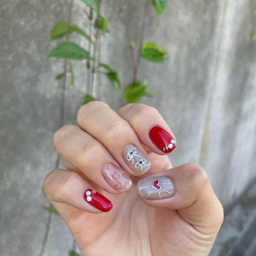 佐久間采那のインスタグラム：「.  爪かわいい〜〜〜💅  赤と水色の組み合わせ好き☁」