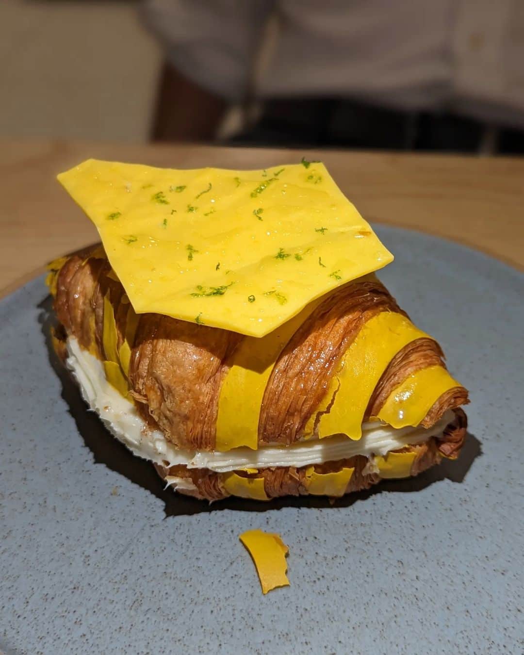 Li Tian の雑貨屋さんのインスタグラム写真 - (Li Tian の雑貨屋Instagram)「Who doesn't love a good croissant?   This all new mango passion fruit croissant is another successful rendition of bright, fruity mango passionfruit compote matched with cream cheese. Highly recommend !   #sgfoodie #sgfood #sgcafe #cafesg #croissants #pastry」9月23日 22時54分 - dairyandcream
