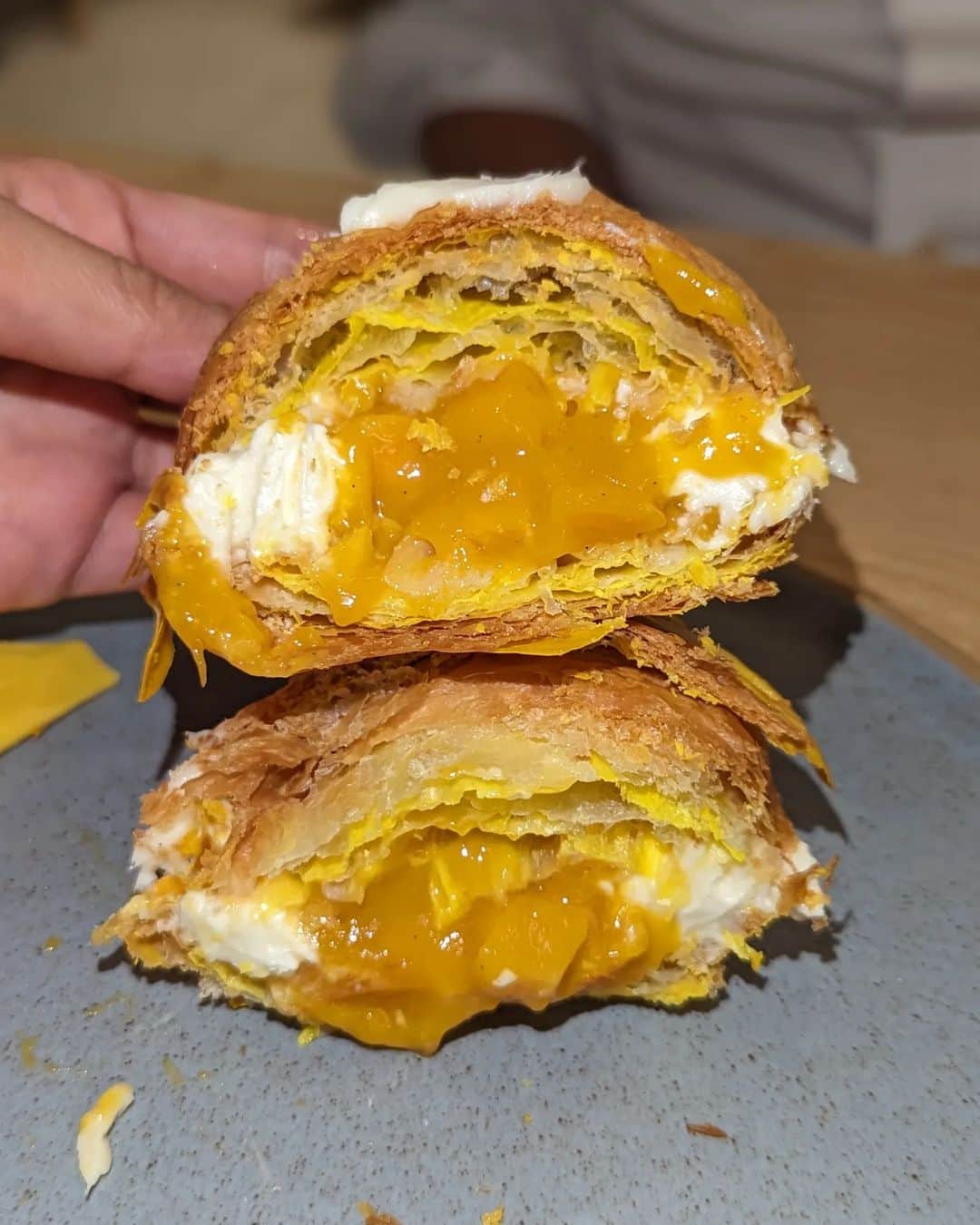 Li Tian の雑貨屋のインスタグラム：「Who doesn't love a good croissant?   This all new mango passion fruit croissant is another successful rendition of bright, fruity mango passionfruit compote matched with cream cheese. Highly recommend !   #sgfoodie #sgfood #sgcafe #cafesg #croissants #pastry」