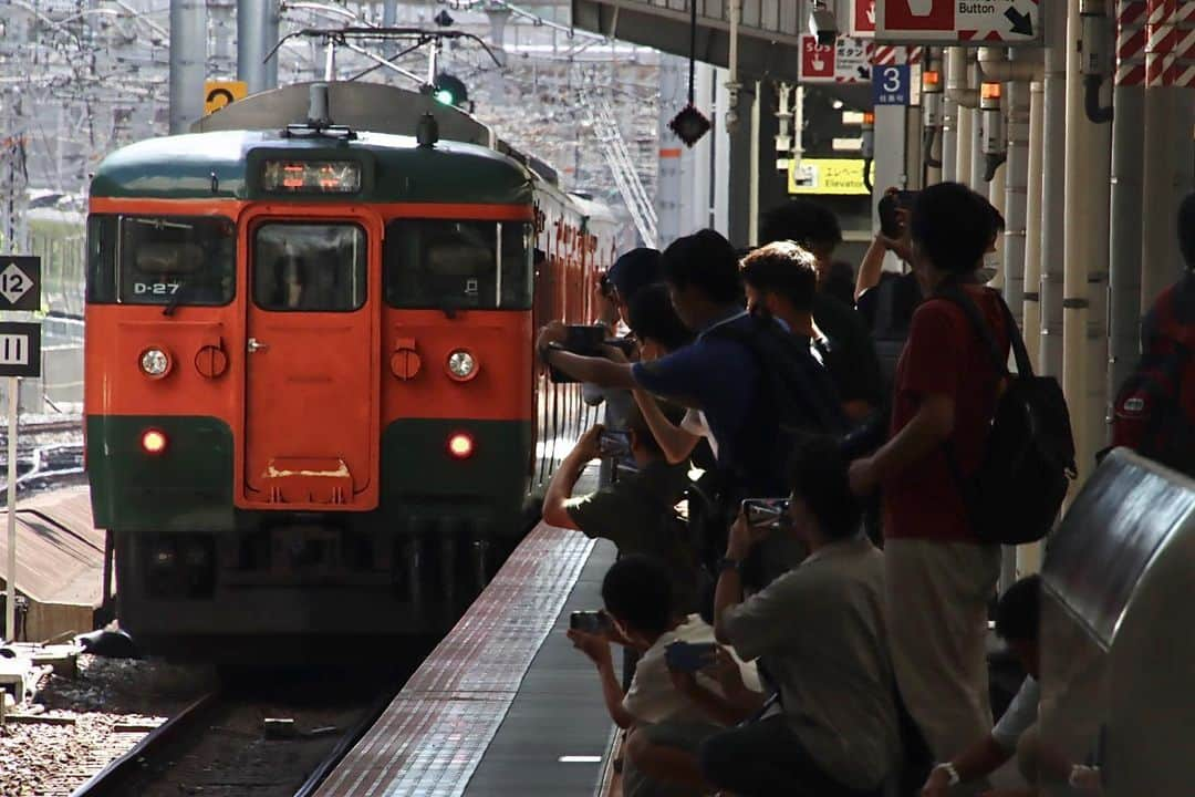 徳永ゆうきさんのインスタグラム写真 - (徳永ゆうきInstagram)「. . 多くの鉄道ファンに見送られて 大阪駅を発車していきました〜！ . -2023.08.26- . #鉄道写真 #撮り鉄 #鉄道好き #JR西日本 #東海道線 #大阪駅 #115系 #国鉄型 #団体 #臨時 #団体臨時列車 #姫路行き #撮り鉄 #鉄道ファン #ケツ撃ち #後追い」9月23日 23時07分 - tokuchan_1113