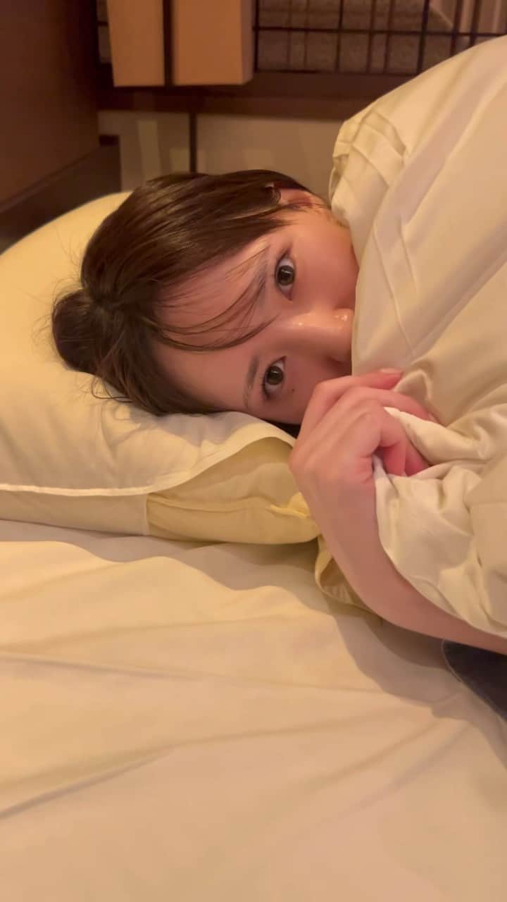 のインスタグラム：「おやすみ💤 （ガチすっぴんです。まつげパーマしてるから何とも言えませんが😆）まつげパーマは @conrat_miyu🫧  Have a nice weekend!  #スターダスト #伊藤彩華 #叔母さんカメラ #君って #旅行 #おやすみ #すっぴん #まつげパーマ #あざとい #旅館」