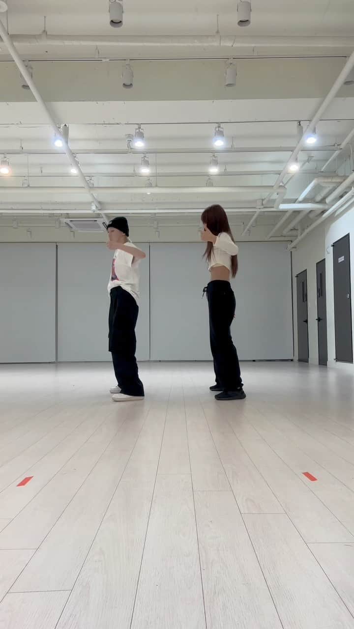 EVERGLOWのインスタグラム：「우린 달리거나 넘어지거나💥 #EVERGLOW #에버글로우 #시현 #SIHYEON #미아 #MIA #smokechallenge #스모크챌린지」