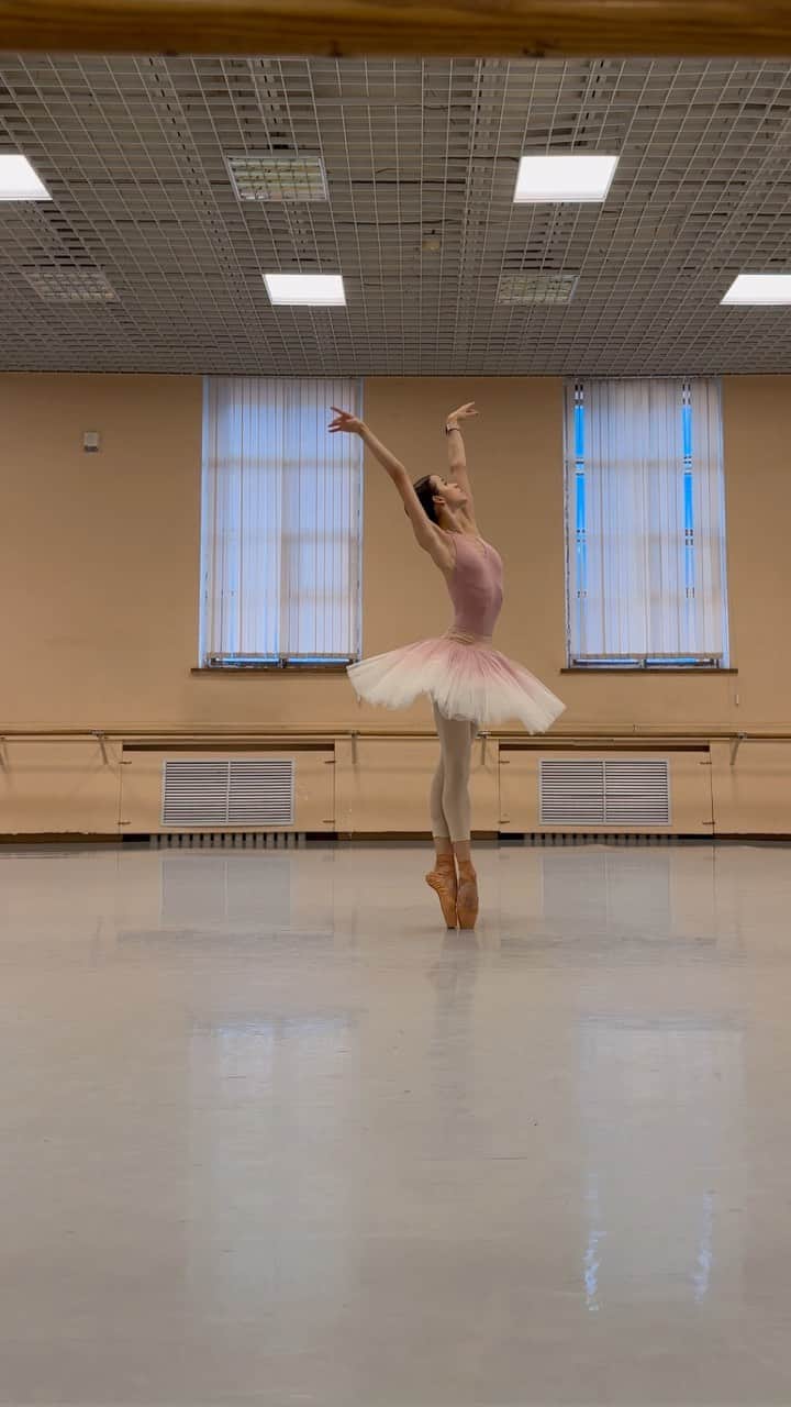 マリア・コーレワのインスタグラム：「Today… Searching, thinking, preparing for the ballet of all ballets, “Swan Lake” 🦢  Thankful, so incredibly thankful for an opportunity. Our show is on the 3rd of October ❤️ Leotard by @byplie , tutu by @miadancewear and pointe shoes of course as always by @bloch_eu @blochdanceusa 🩰   Сегодня… Поиски, раздумья, подготовка к балету балетов, «Лебединому Озеру»🦢 Благодарна, невероятно благодарна за возможность. Наш спектакль 3го октября ❤️ Купальник - @byplie , пачка - @miadancewear , пуанты - @bloch_eu @blochdanceusa」