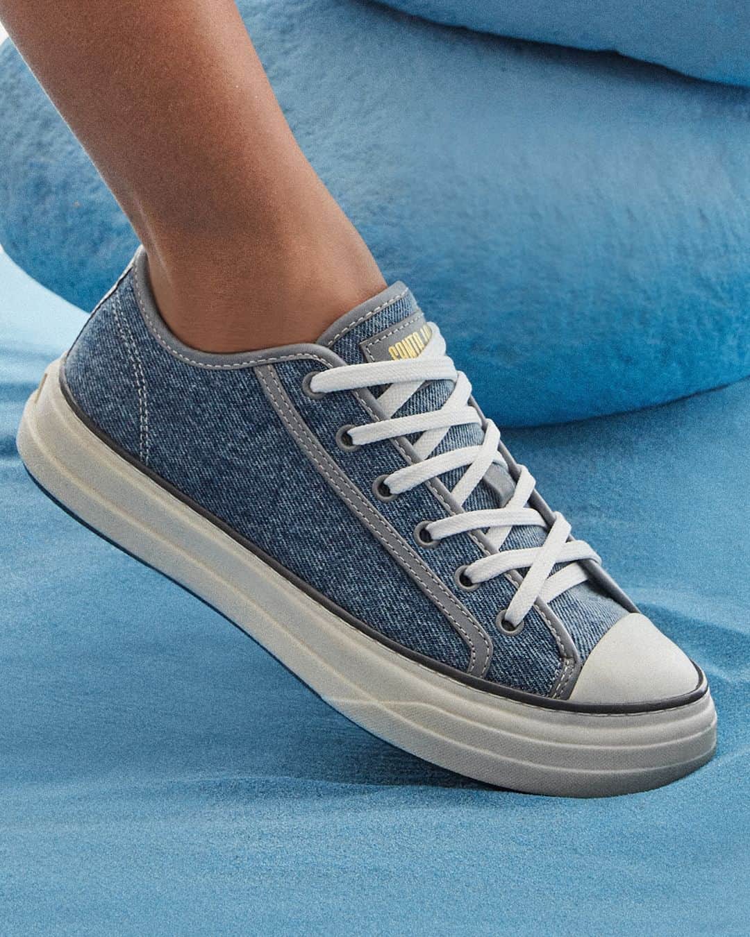 Santa Lollaのインスタグラム：「SUMMER FAVES | O nosso sneaker jeans já é considerado nosso favorito da coleção. Clássico e atemporal, o shape é ideal para quem busca conforto e tendência para todas as ocasiões. [ 0733.42CA.000B.001E | R$249,90 ] #santalolla #santalollaverao24 #jeansmania」