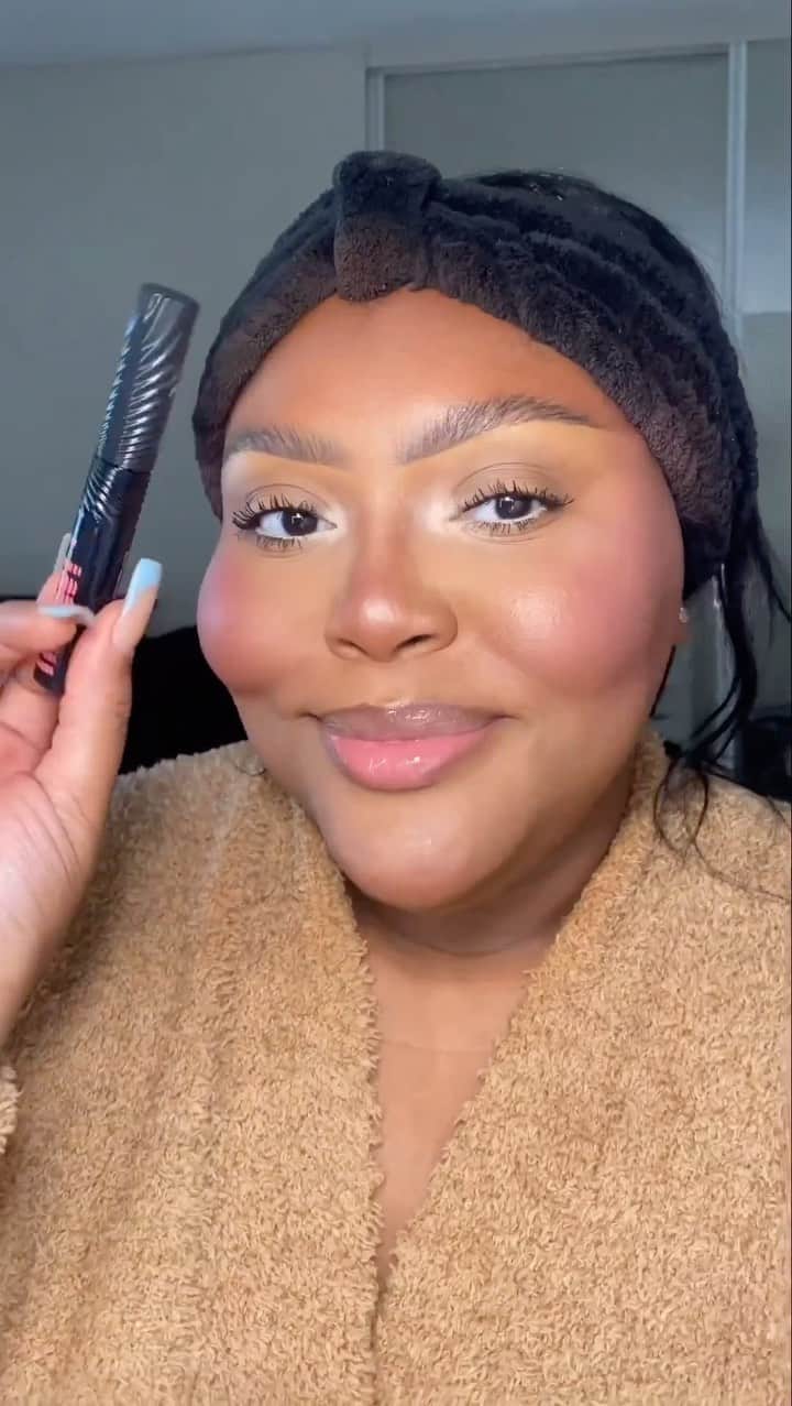 のインスタグラム：「Our 2023 Brow Search winner, @serenttaaa's, lash game is strong 💯🙌 Grab our NEW Fan Fest Mascara for a va-va-voom look that won't weigh your lashes down! ⁠ ⁠ 🖤 24-hour fanning⁠ effect⁠ 🩷 Amplifies volume⁠ 🖤 Multiplies the look of lashes⁠ ⁠ Tap to shop! ↖️⁠ ⁠ #benefitcosmetics #fanfestmascara #new」